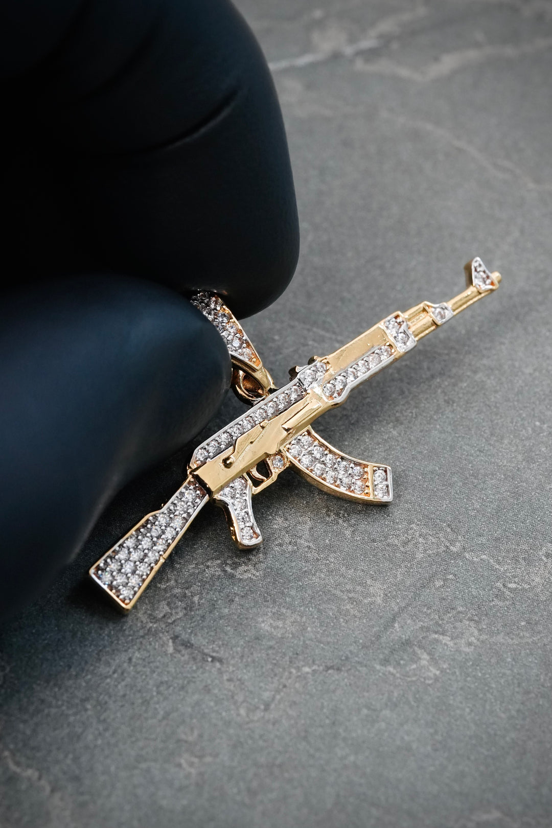 Dije Ak 47 con Swarovski Blanco 3.55gr / 2.3cm / 43.2mm — Oro Amarillo
