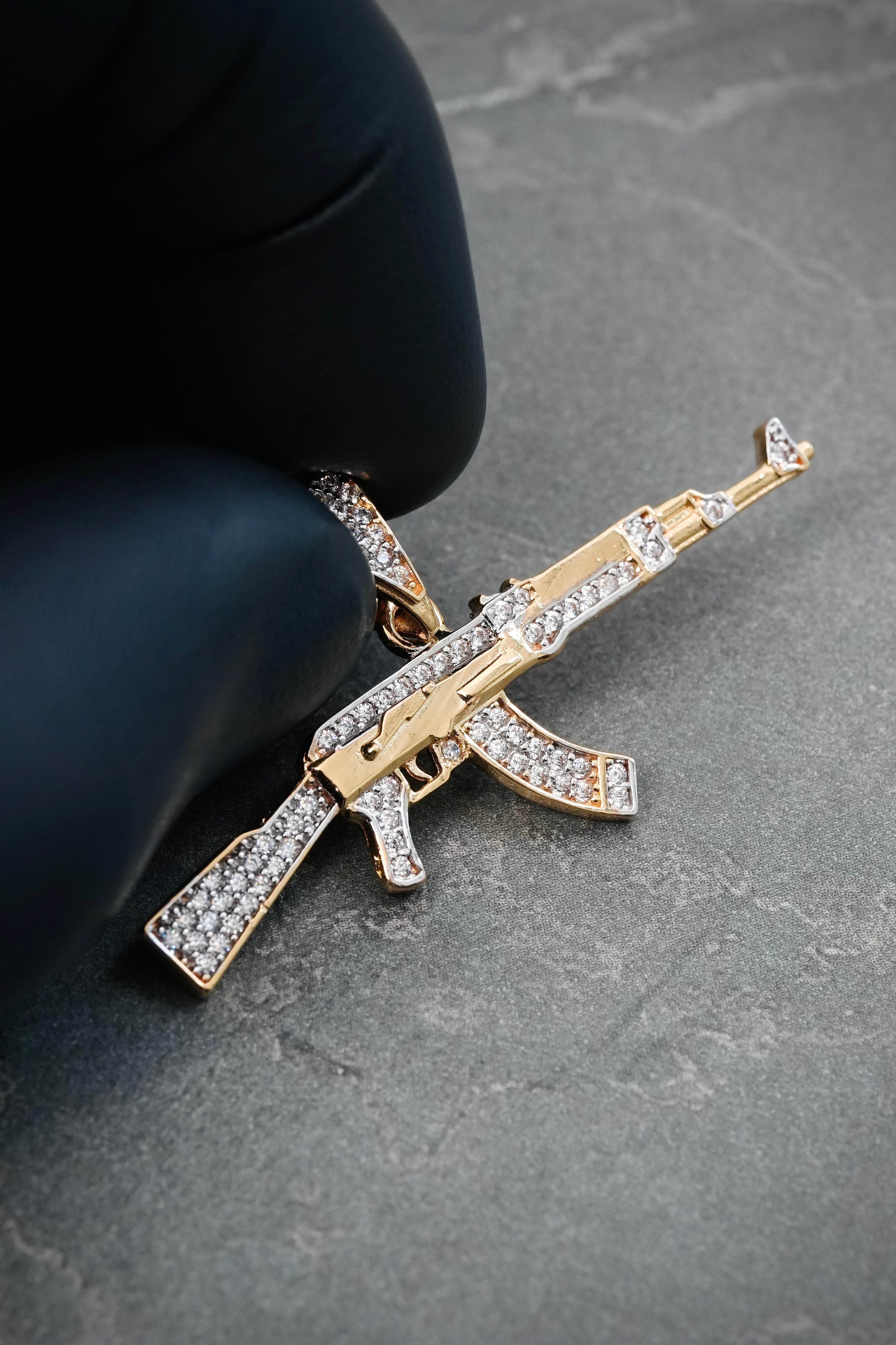 Dije Ak 47 con Swarovski Blanco 3.55gr / 2.3cm / 43.2mm — Oro Amarillo