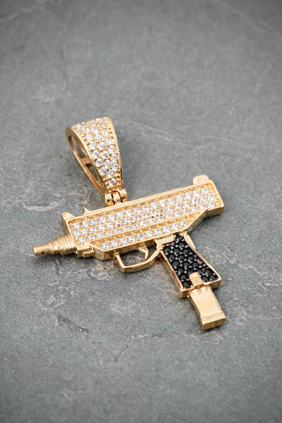 Dije Mini-Uzi con Swarovski Negro y Blanco 3.7gr / 3.3cm / 25.7mm — Oro Amarillo