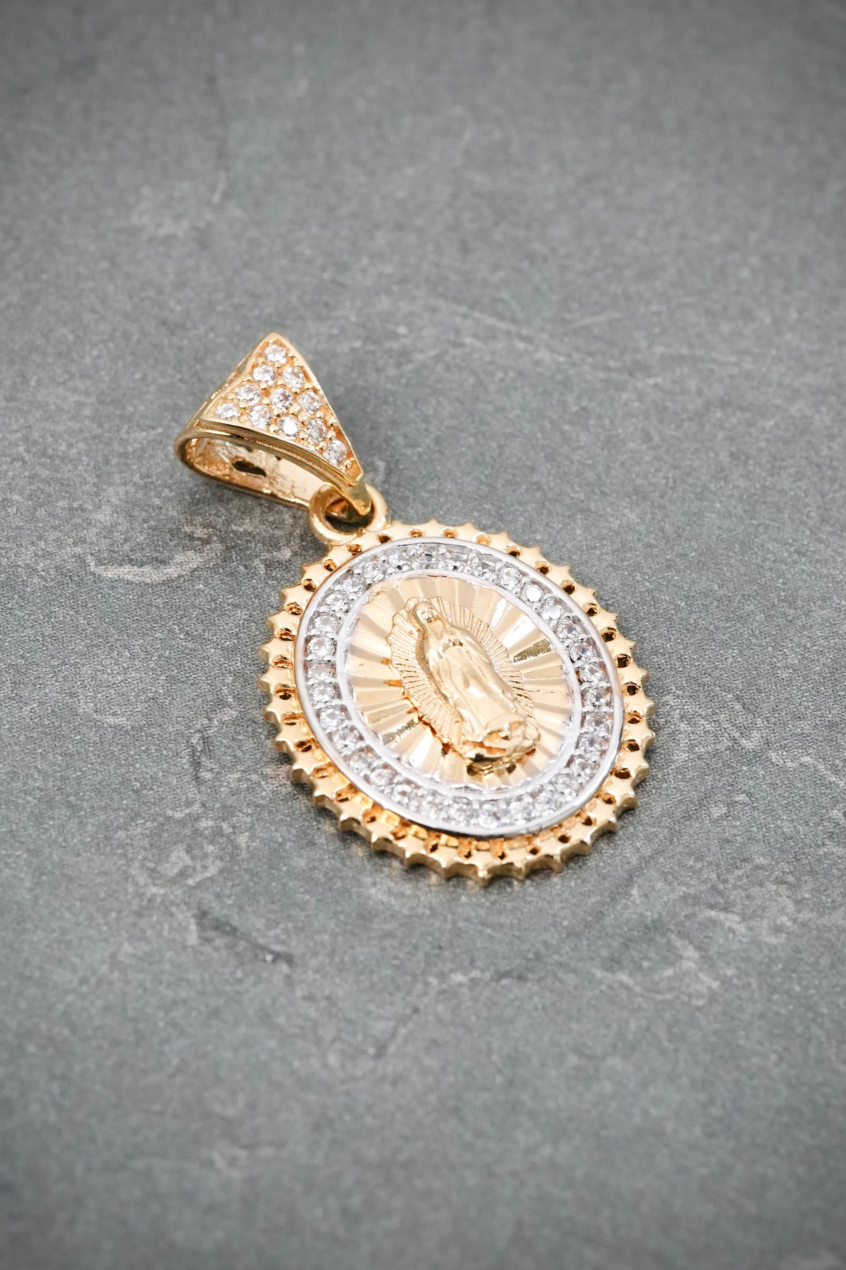 Dije Virgen de Guadalupe con Swarovski Blanco 3.3gr / 2.6cm / 15.7mm — Oro Amarillo