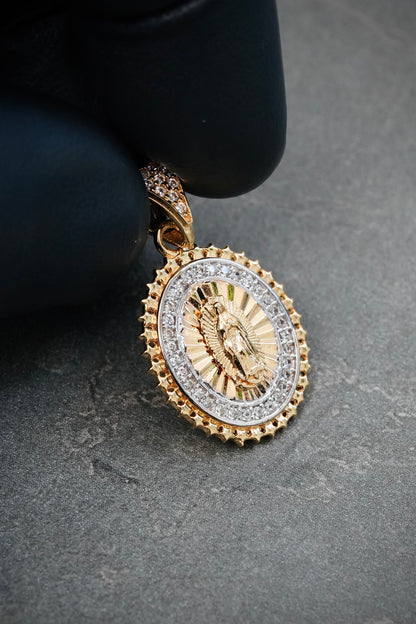 Dije Virgen de Guadalupe con Swarovski Blanco 3.3gr / 2.6cm / 15.7mm — Oro Amarillo