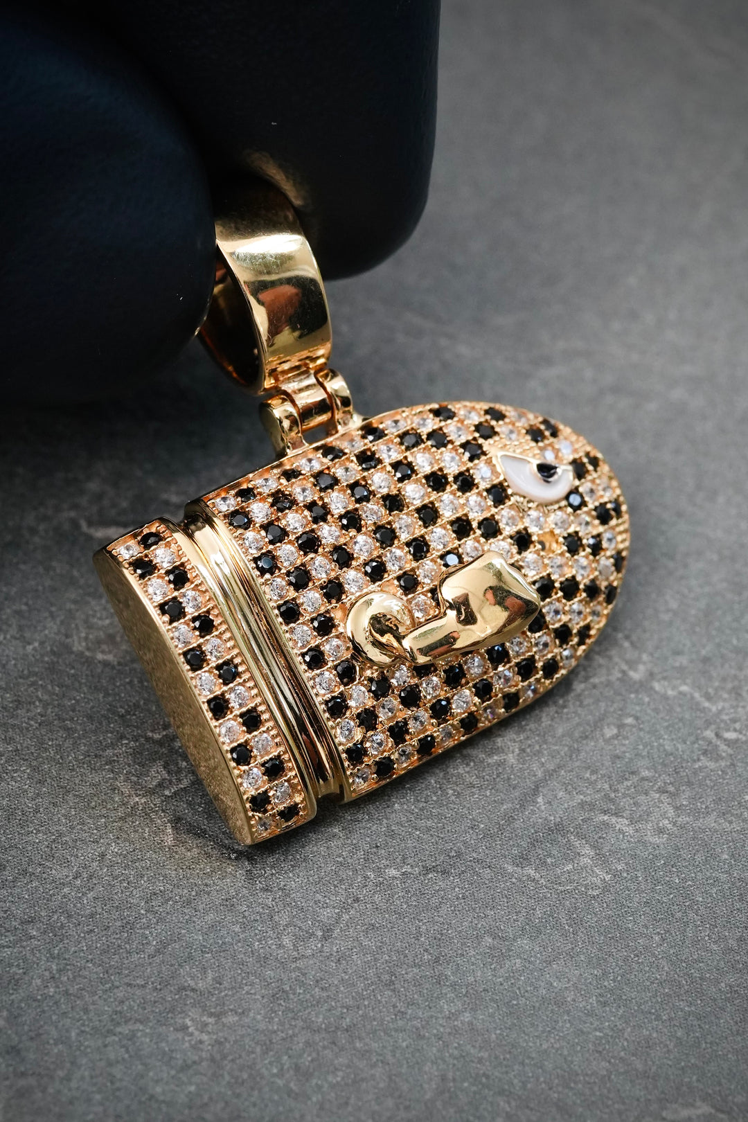 Dije Bala con Swarovski Negro y Blanco 5.55gr / 2.8cm / 25.7mm — Oro Amarillo
