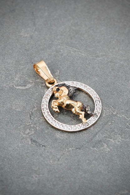 Dije Caballo con Swarovski Blanco 1.55gr / 2.4cm / 16.3mm — Oro Amarillo