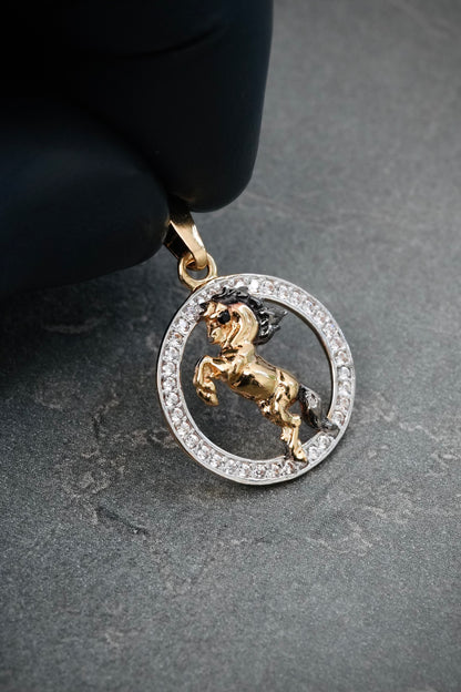 Dije Caballo con Swarovski Blanco 1.55gr / 2.4cm / 16.3mm — Oro Amarillo