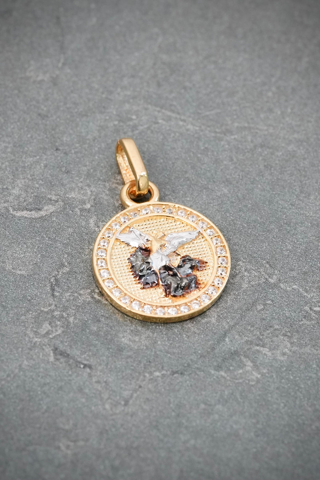 Dije Arcangel San Miguel con Swarovski Blanco 2.35gr / 2.3cm / 14.1mm — Oro Amarillo
