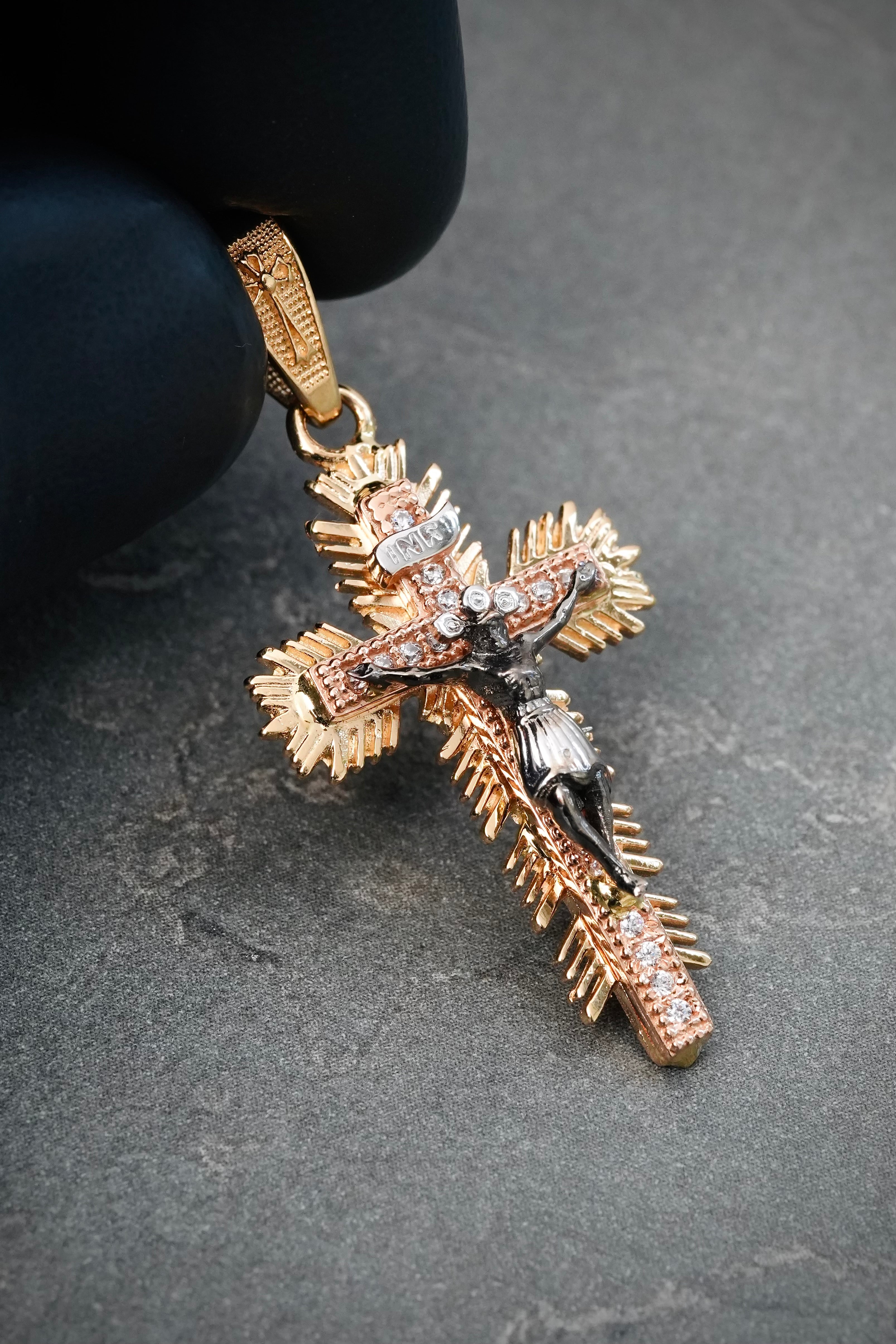 Dije Cruz con Cristo 4.05gr / 3.8cm / 18mm — Tres Oros