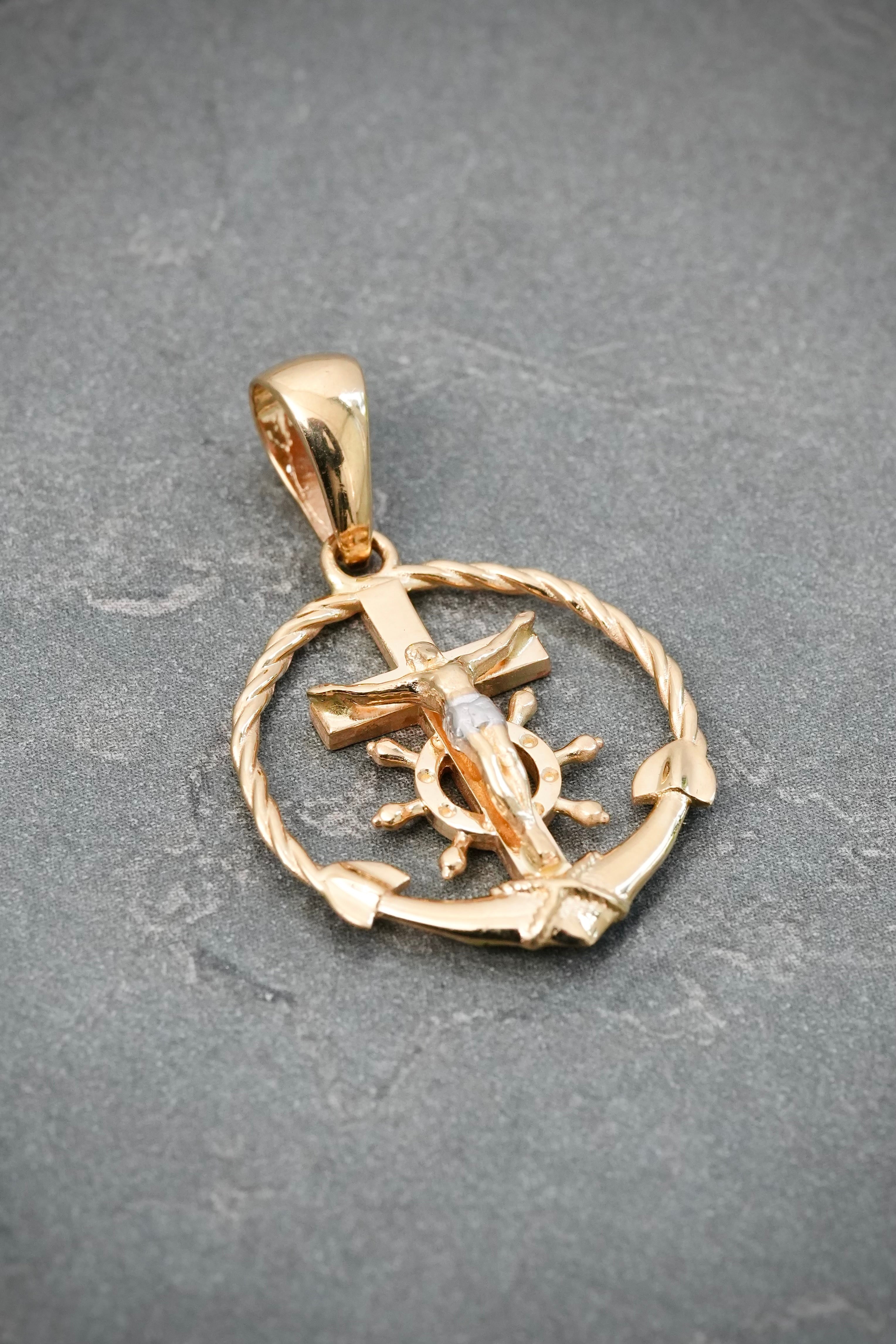 Dije Ancla con Cristo 2.8gr / 3cm / 18.7mm — Oro Amarillo