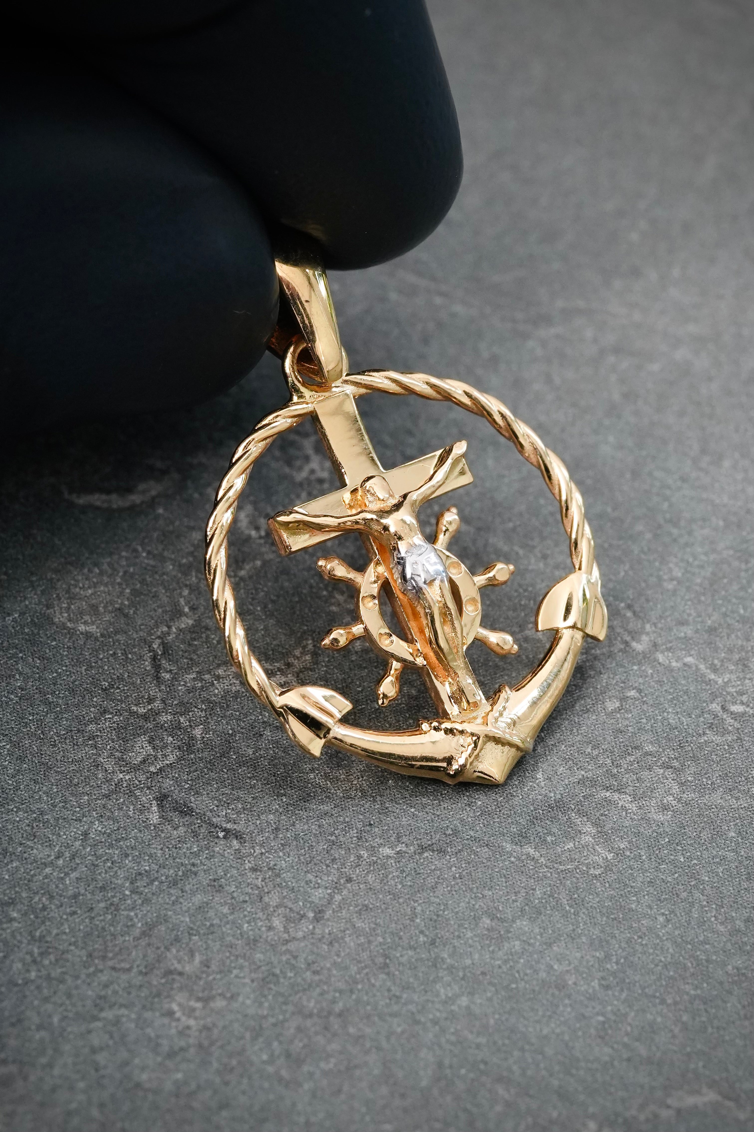 Dije Ancla con Cristo 2.8gr / 3cm / 18.7mm — Oro Amarillo