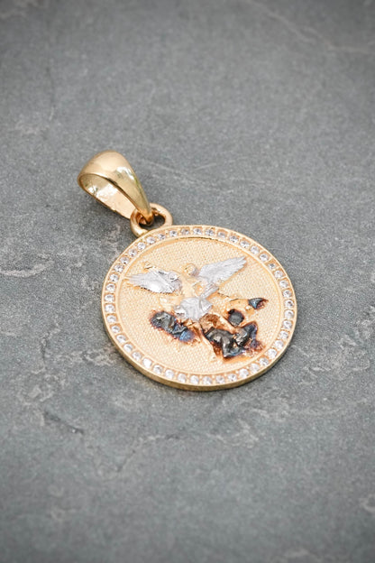 Dije Arcangel San Miguel con Swarovski Blanco 3.95gr / 3cm / 19.4mm — Oro Amarillo