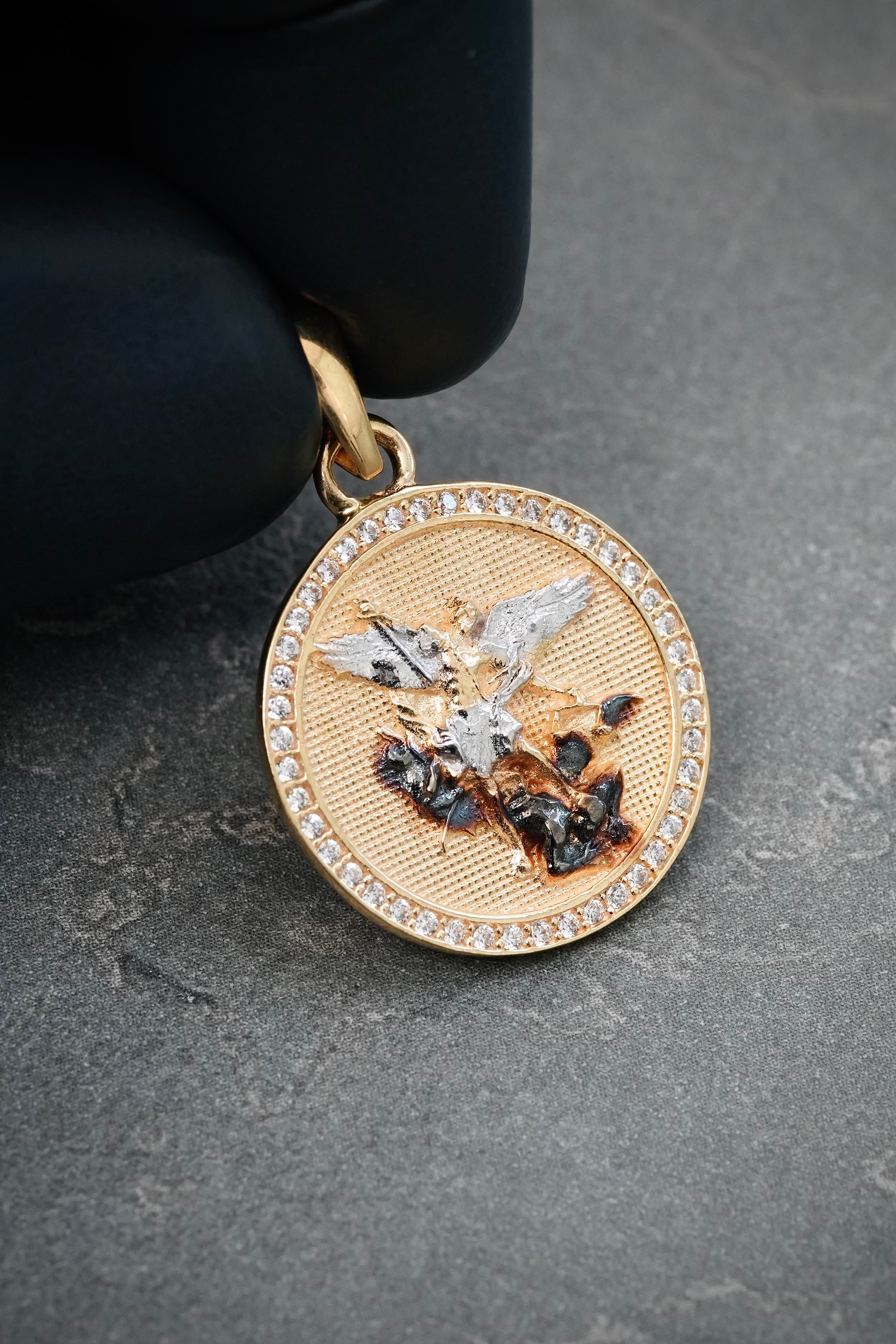 Dije Arcangel San Miguel con Swarovski Blanco 3.95gr / 3cm / 19.4mm — Oro Amarillo