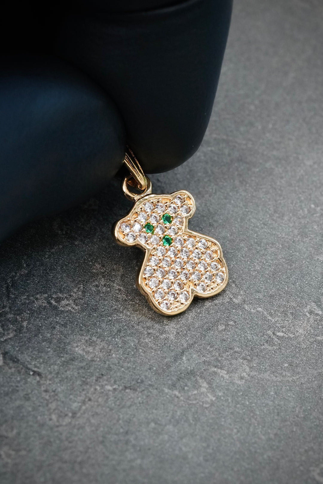 Dije Oso Th con Swarovski Verde y Blanco 1.4gr / 2cm / 9mm — Oro Amarillo