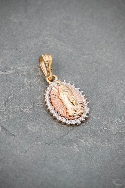 Dije Virgen de Guadalupe con Swarovski Blanco 1.9gr / 2.2cm / 11.6mm — Dos Oros