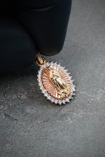 Dije Virgen de Guadalupe con Swarovski Blanco 1.9gr / 2.2cm / 11.6mm — Dos Oros