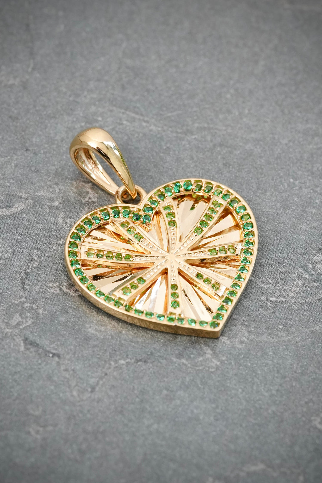 Dije Corazon Diamantado con Swarovski Verde 3.85gr / 2.9cm / 21.6mm — Oro Amarillo