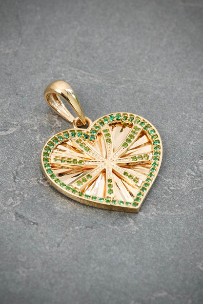 Dije Corazon Diamantado con Swarovski Verde 3.85gr / 2.9cm / 21.6mm — Oro Amarillo