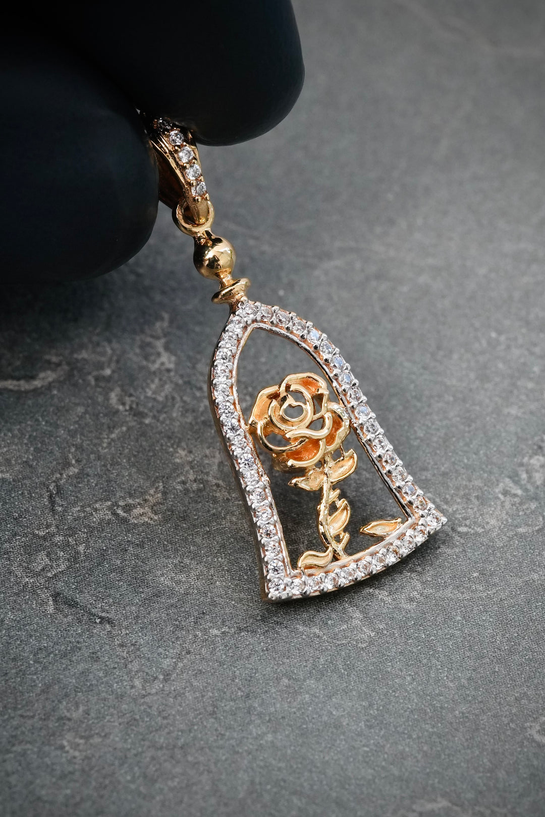 Dije Rosa con Swarovski Blanco 2.4gr / 3.3cm / 13mm — Oro Amarillo