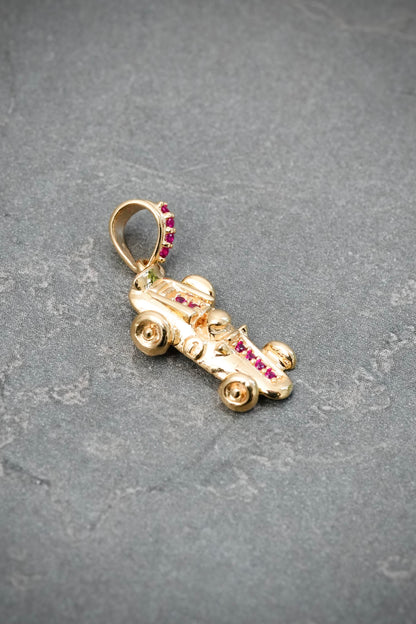 Dije Carro F1 1.5gr / 2.3cm / 8.5mm — Oro Amarillo