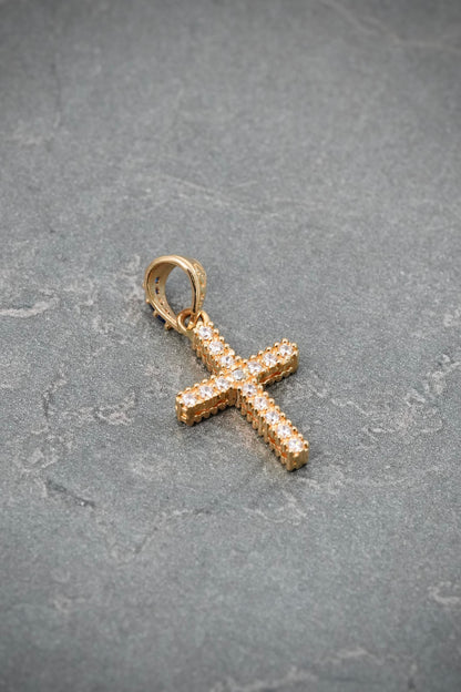 Dije Cruz con Swarovski Blanco y Fucsia 1.3gr / 2.2cm / 11mm — Oro Amarillo