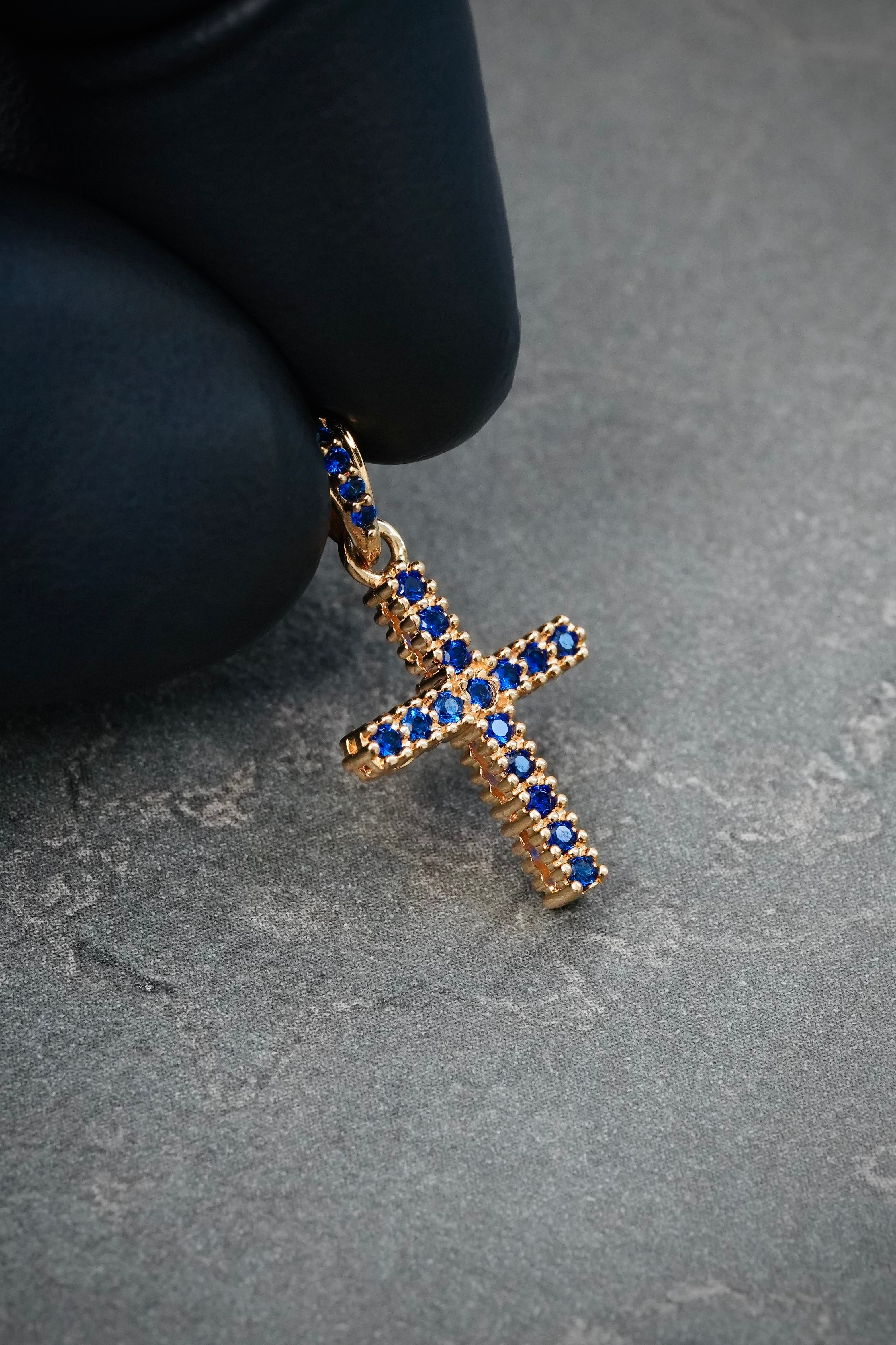 Dije Cruz con Swarovski Blanco y Azul 1.3gr / 2.2cm / 11.7mm — Oro Amarillo