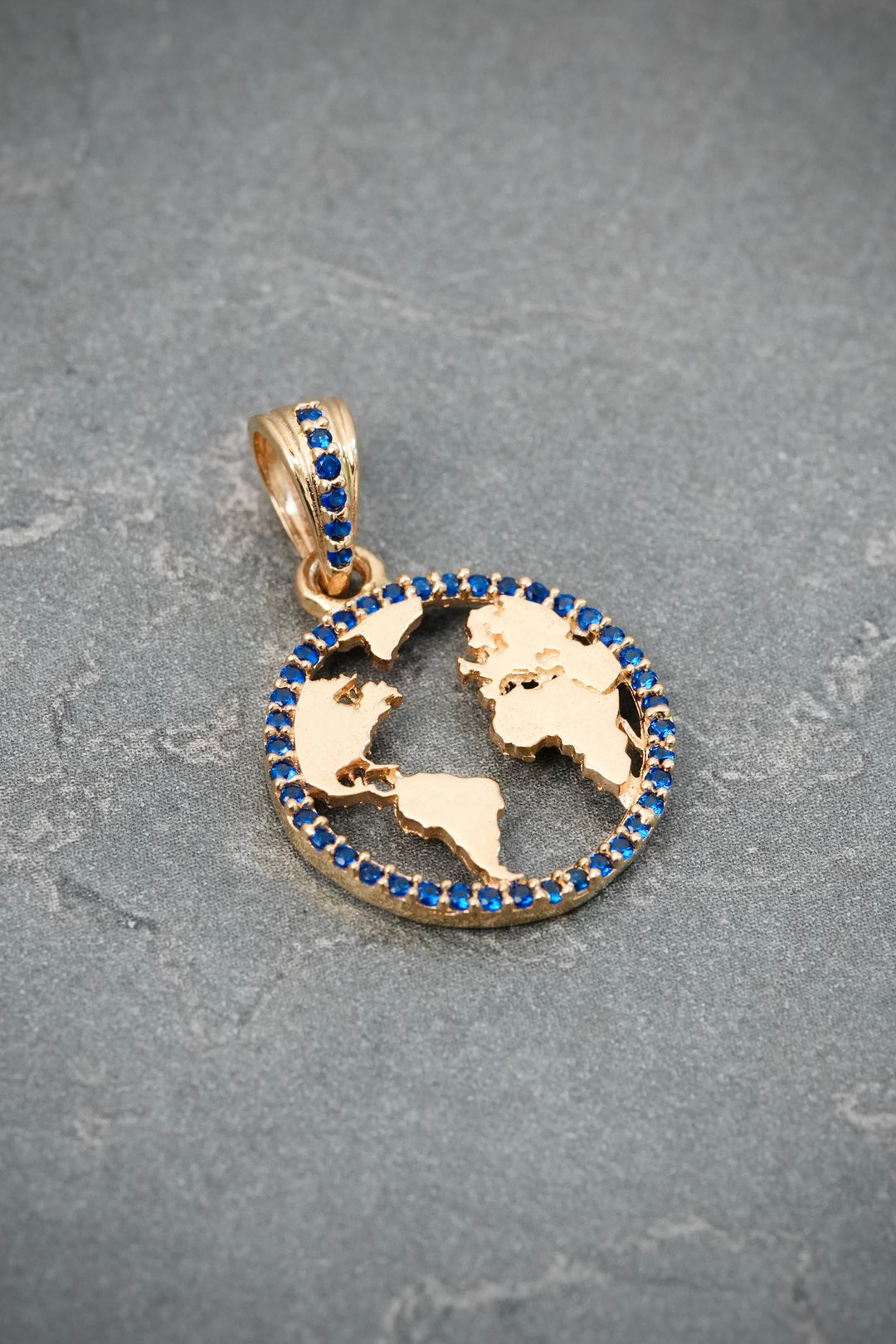 Dije Mundo 2.2gr / 2.5cm / 16.4mm — Oro Amarillo
