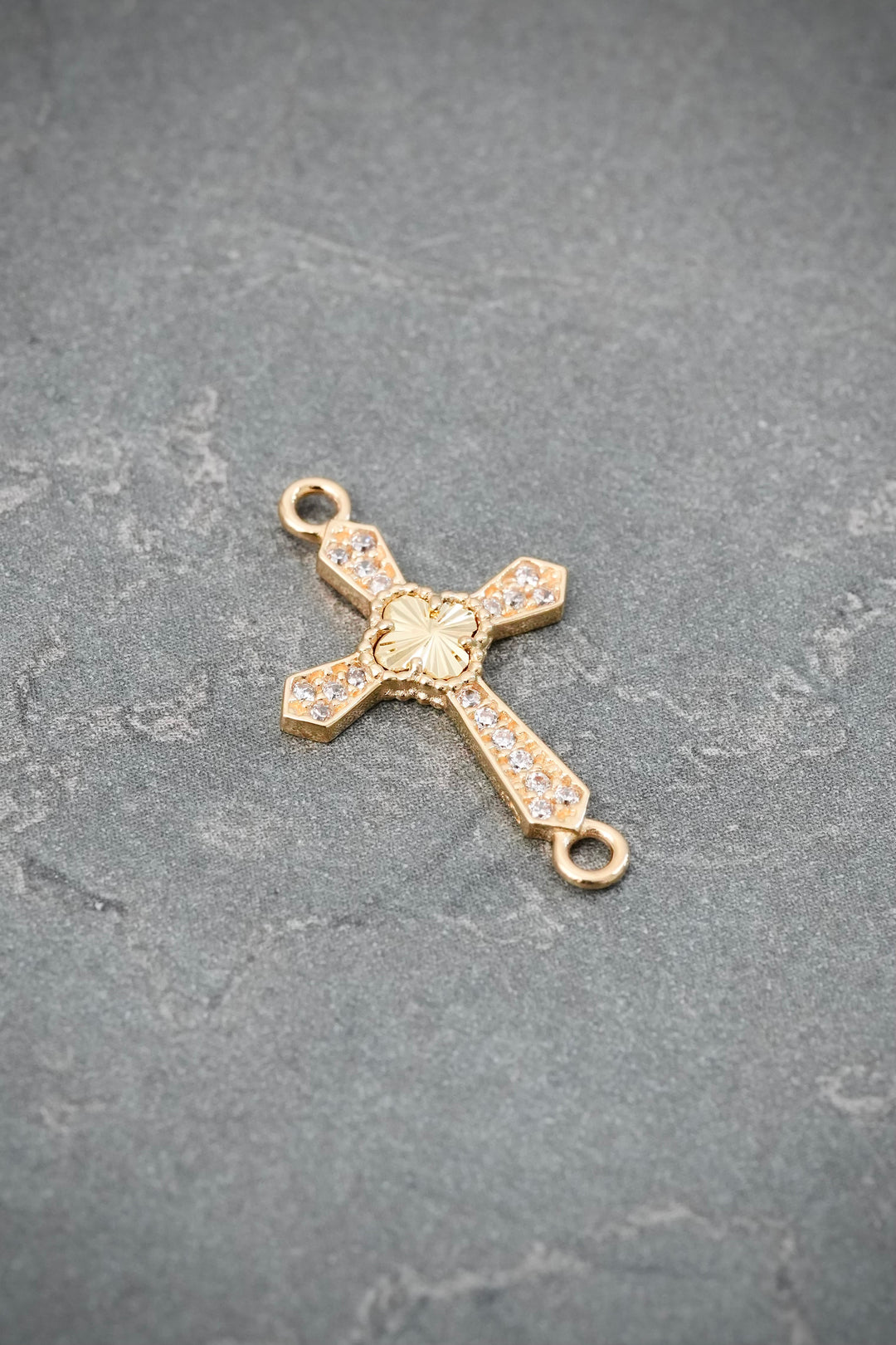 Herraje Cruz con Swarovski Blanco 0.85gr / 2.1cm / 13.5mm — Oro Amarillo