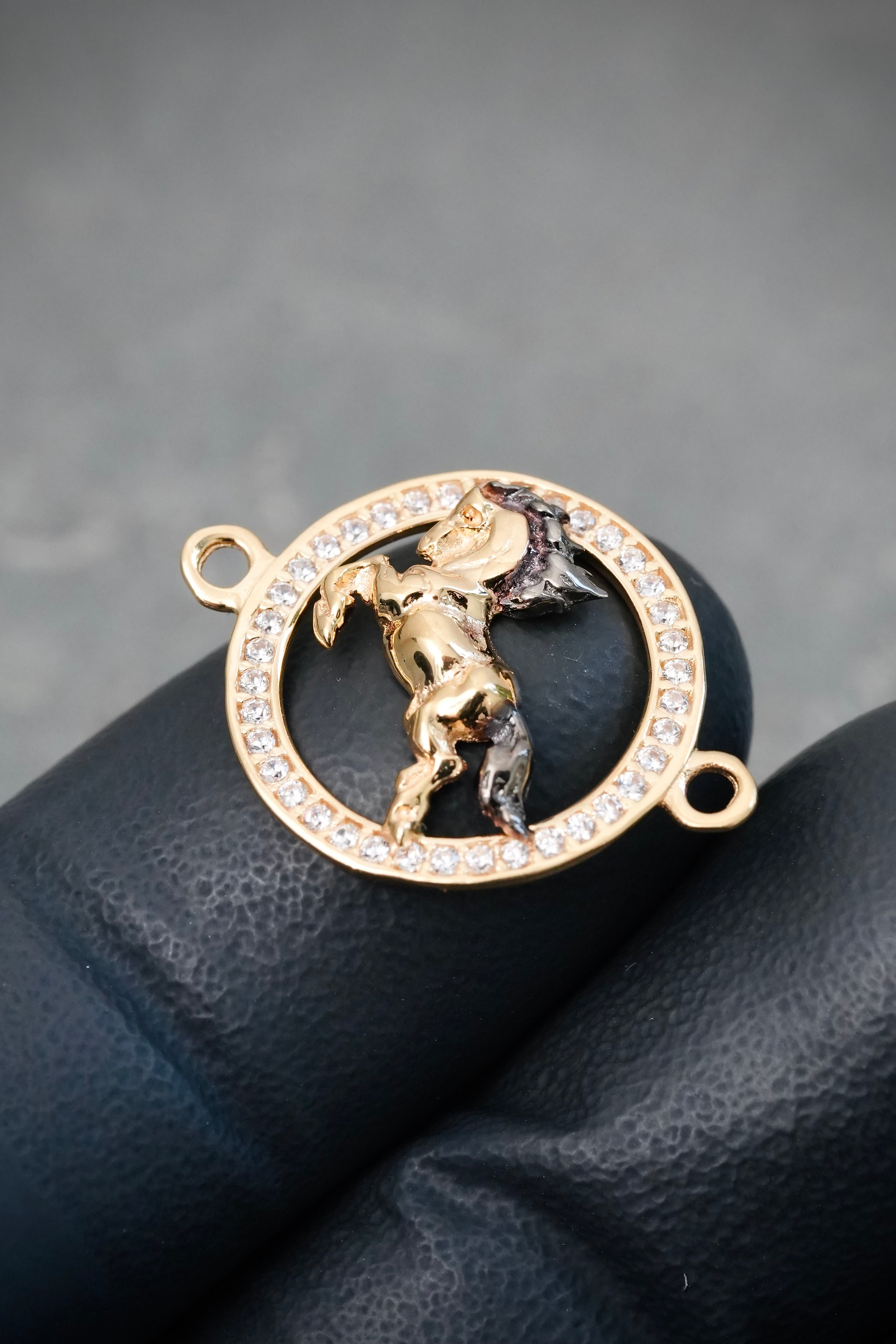 Herraje Caballo con Swarovski Blanco 1.45gr / 2.1cm / 16.3mm — Oro Amarillo