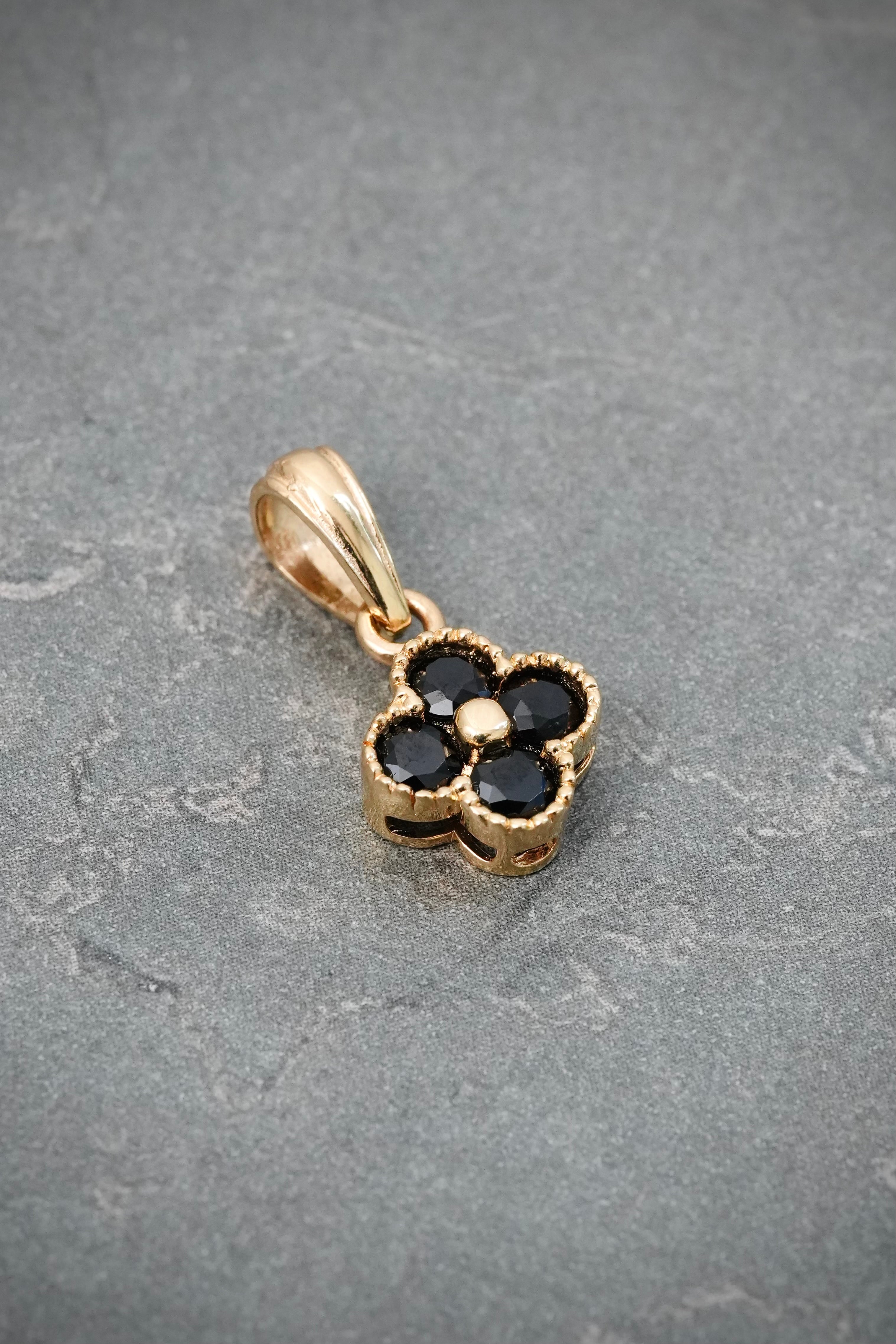 Dije Lucky Clover con Swarovski Negro 1.55gr / 2cm / 10mm — Oro Amarillo