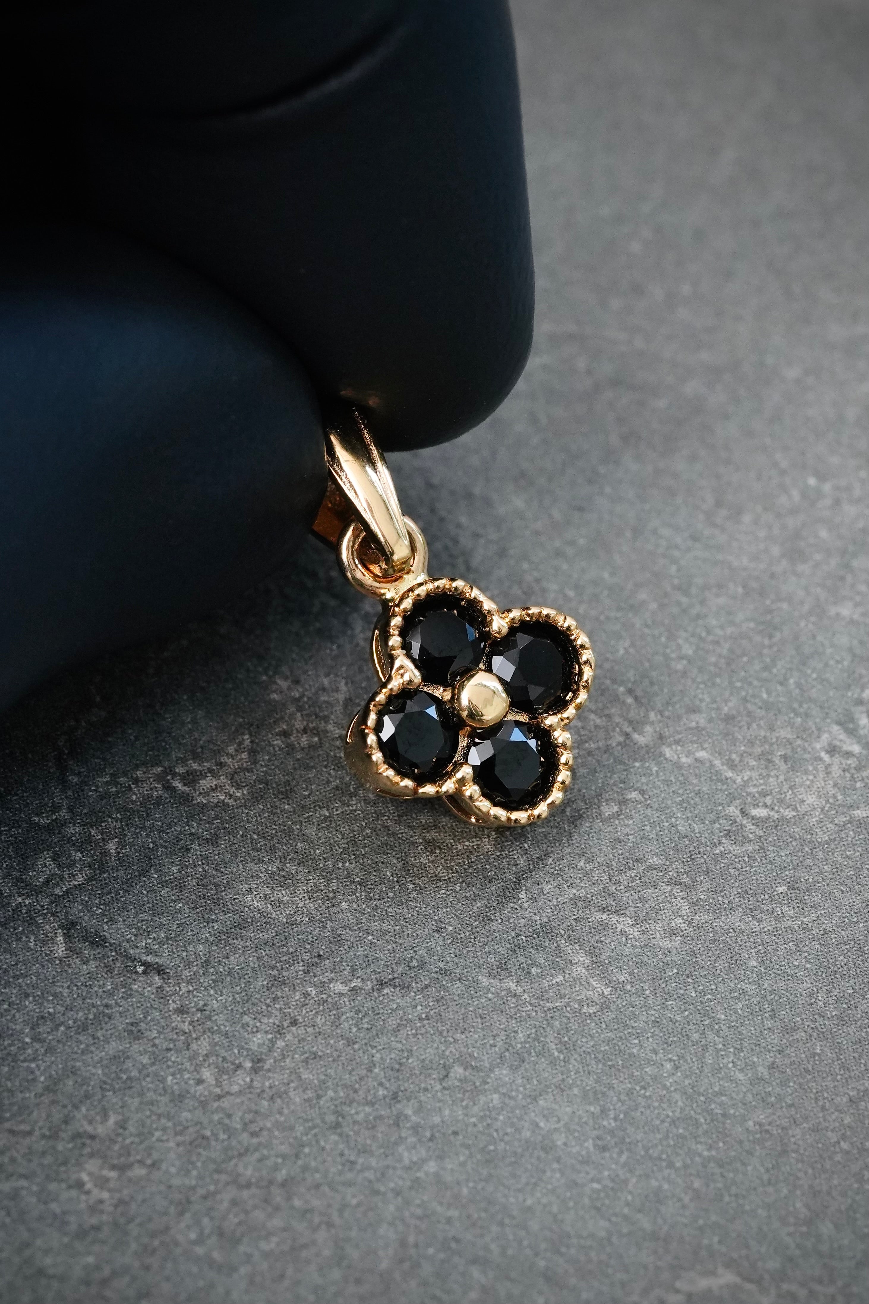 Dije Lucky Clover con Swarovski Negro 1.55gr / 2cm / 10mm — Oro Amarillo