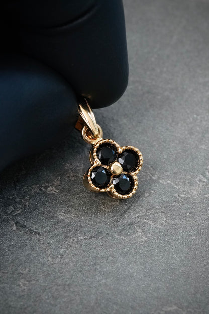 Dije Lucky Clover con Swarovski Negro 1.55gr / 2cm / 10mm — Oro Amarillo