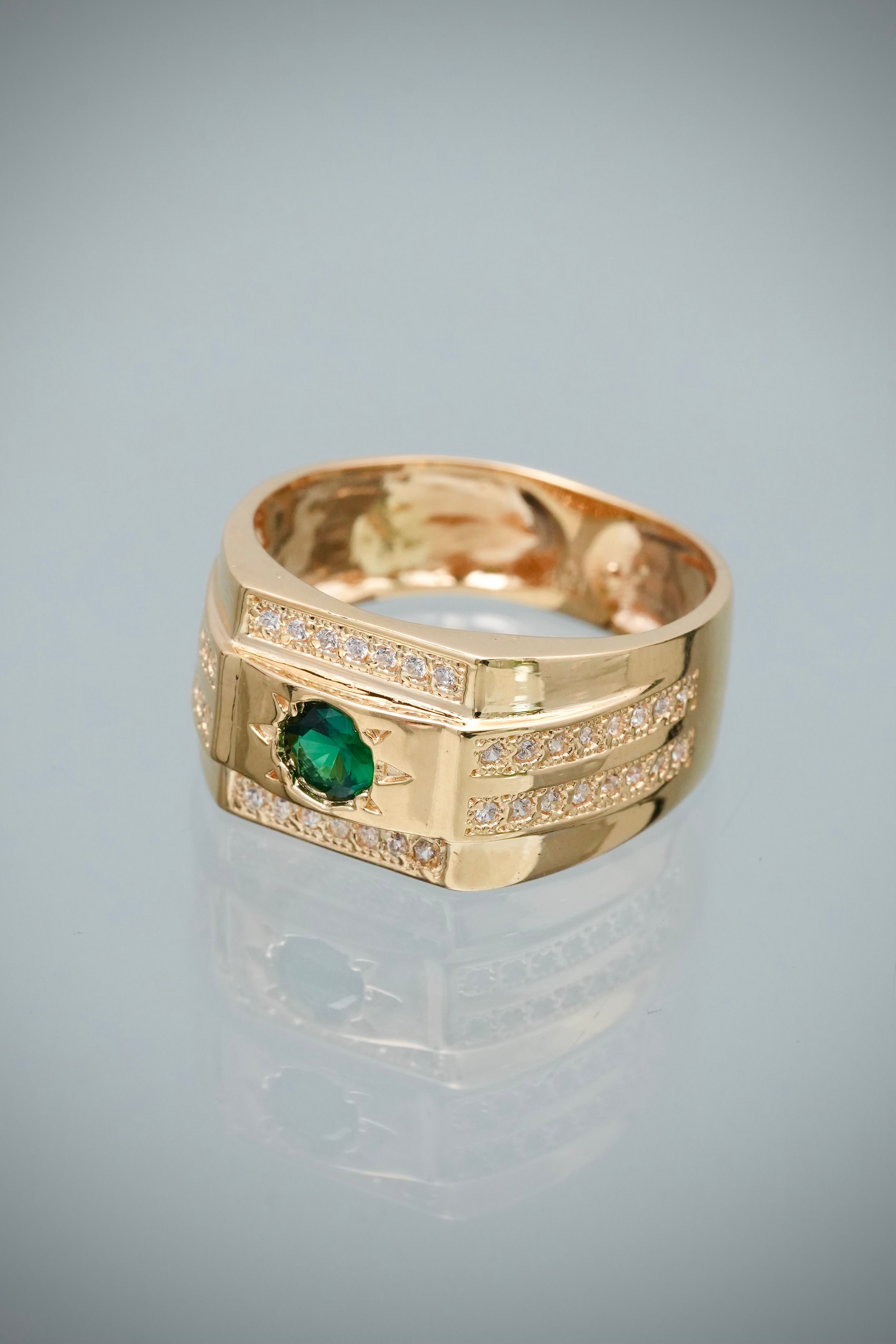 Anillo con Swarovski Verde y Blanco 5.9gr / Talla 10 1/4 — Oro Amarillo