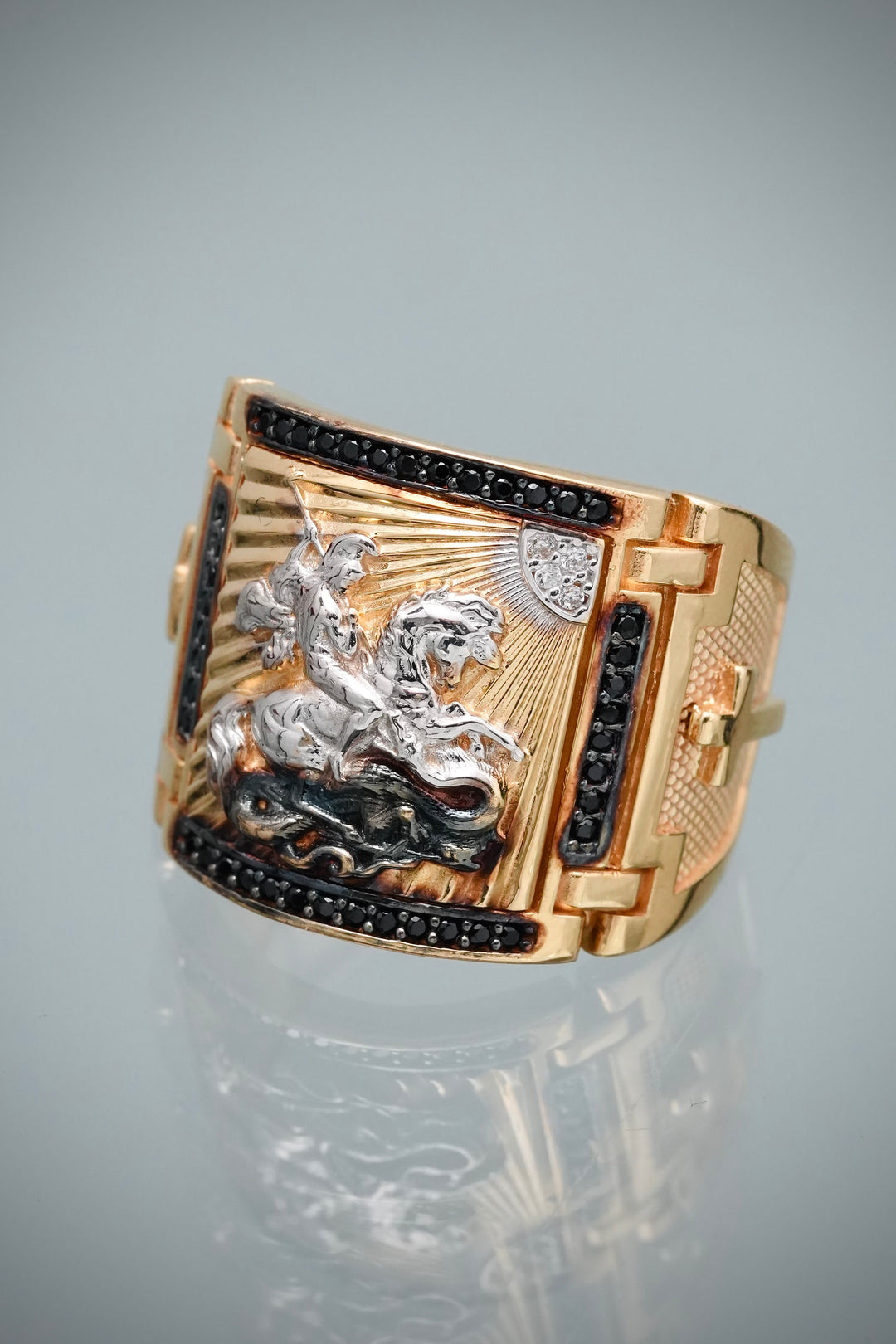Anillo Caballo con Swarovski Negro 14gr / Talla 9 1/4 — Oro Amarillo