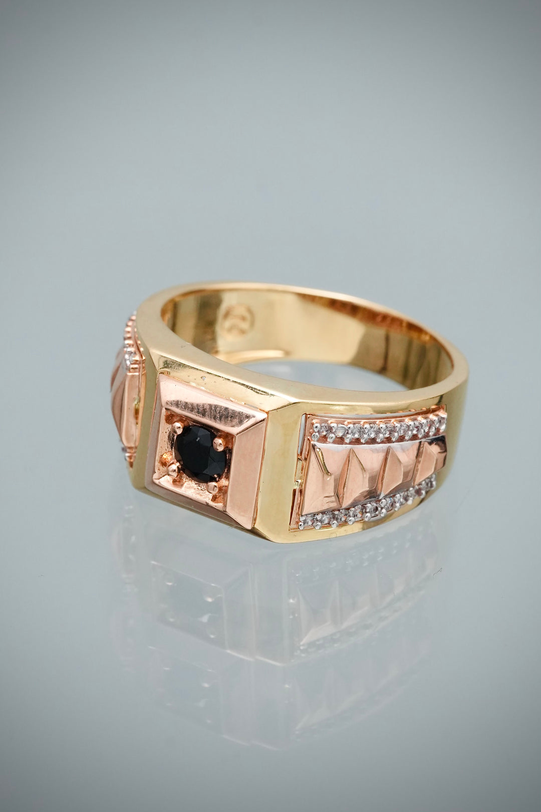 Anillo con Swarovski Negro y Blanco 7.2gr / Talla 9 3/4 — Oro Dos Oros