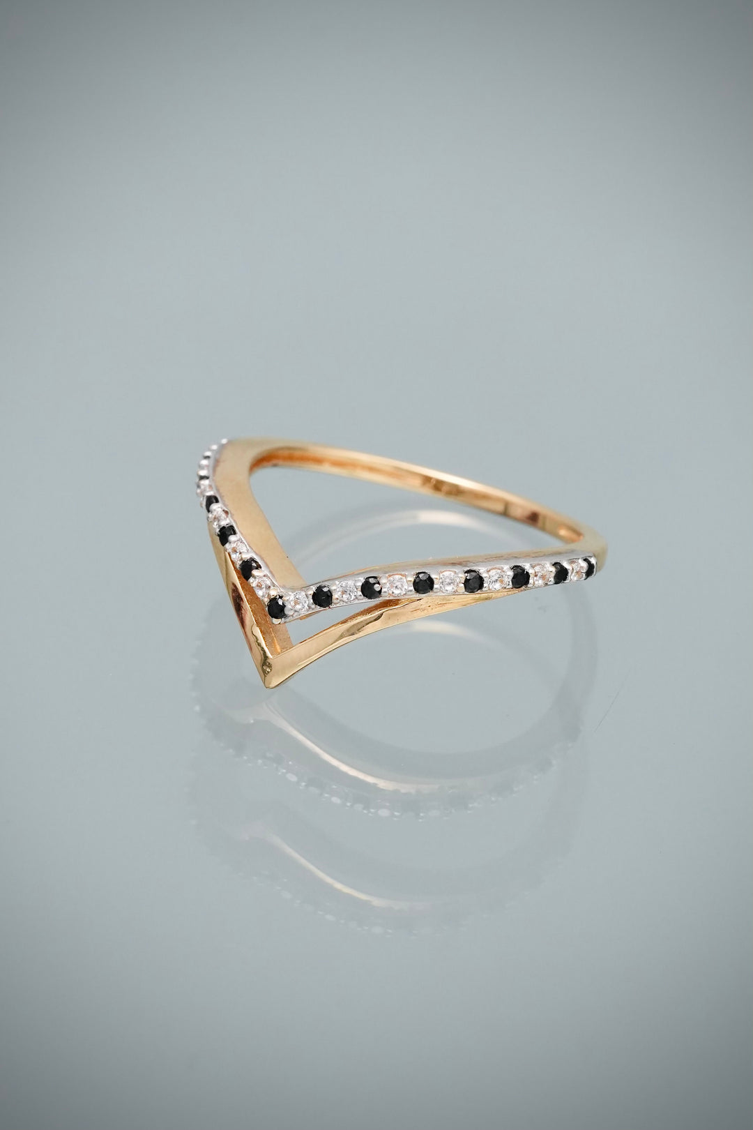 Anillo con Swarovski Negro y Blanco 2.2gr / Talla 5 3/4 — Oro Amarillo