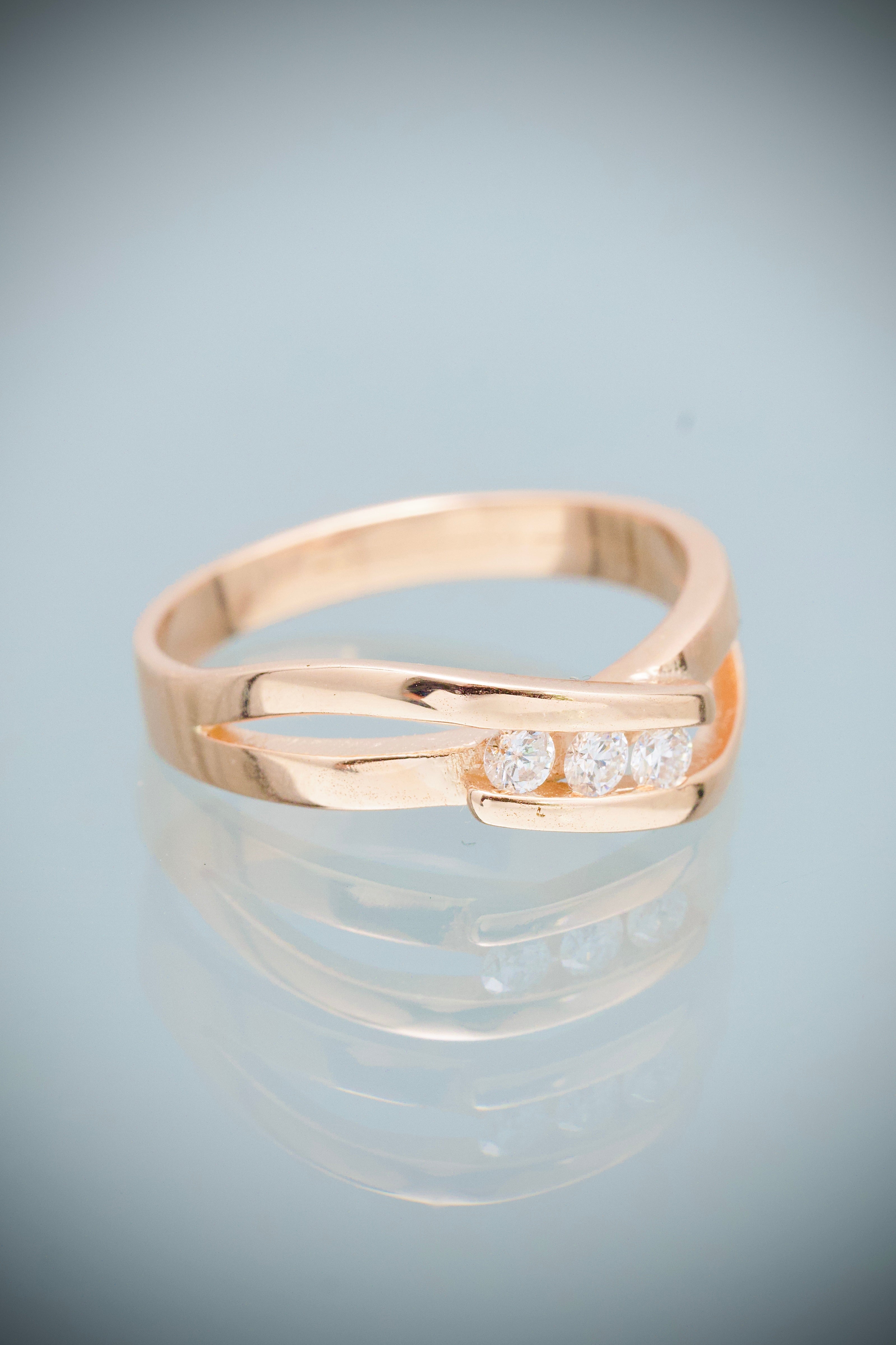 Anillo con 15pts de diamantes 3.6gr / TALLA 6 3/4 / Oro Rosado (Joya) M