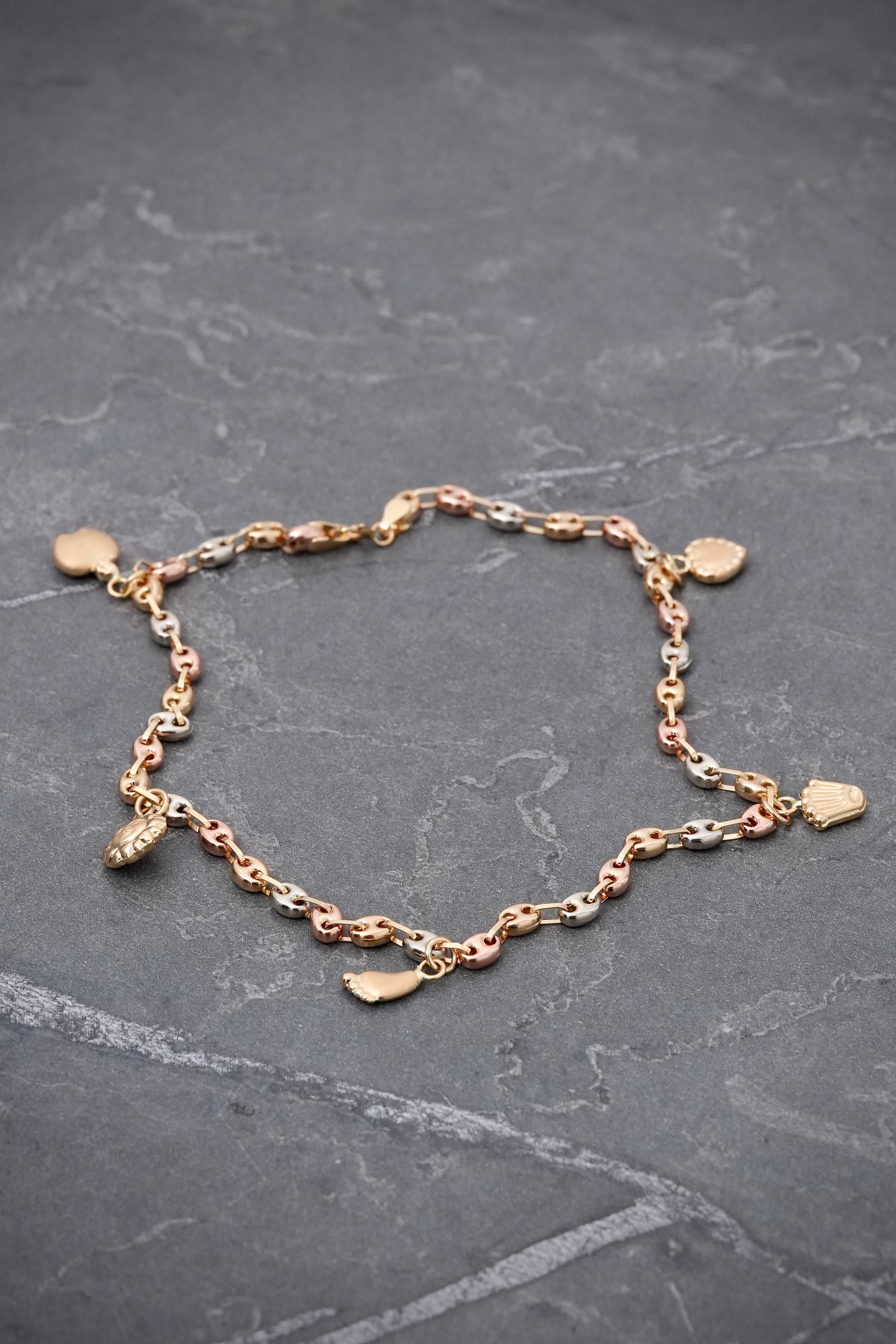 Tobillera gc con dijes 3.65gr / Largo 23.5cm / Tres Oros Nac M