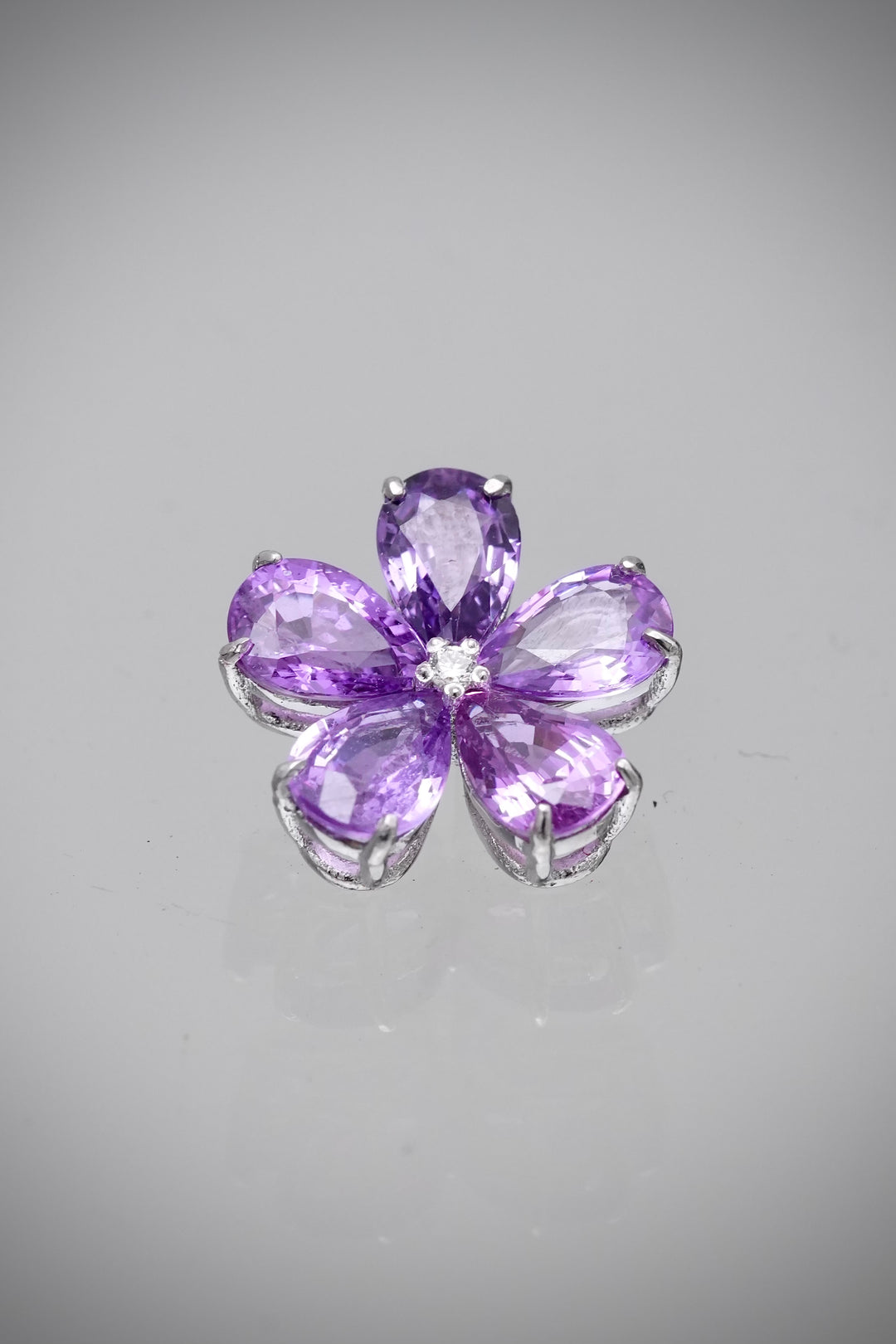 Dije flor con 239pts de zafiro y 1pto de diamante 1.5gr / Largo 1.2cm — Oro Blanco