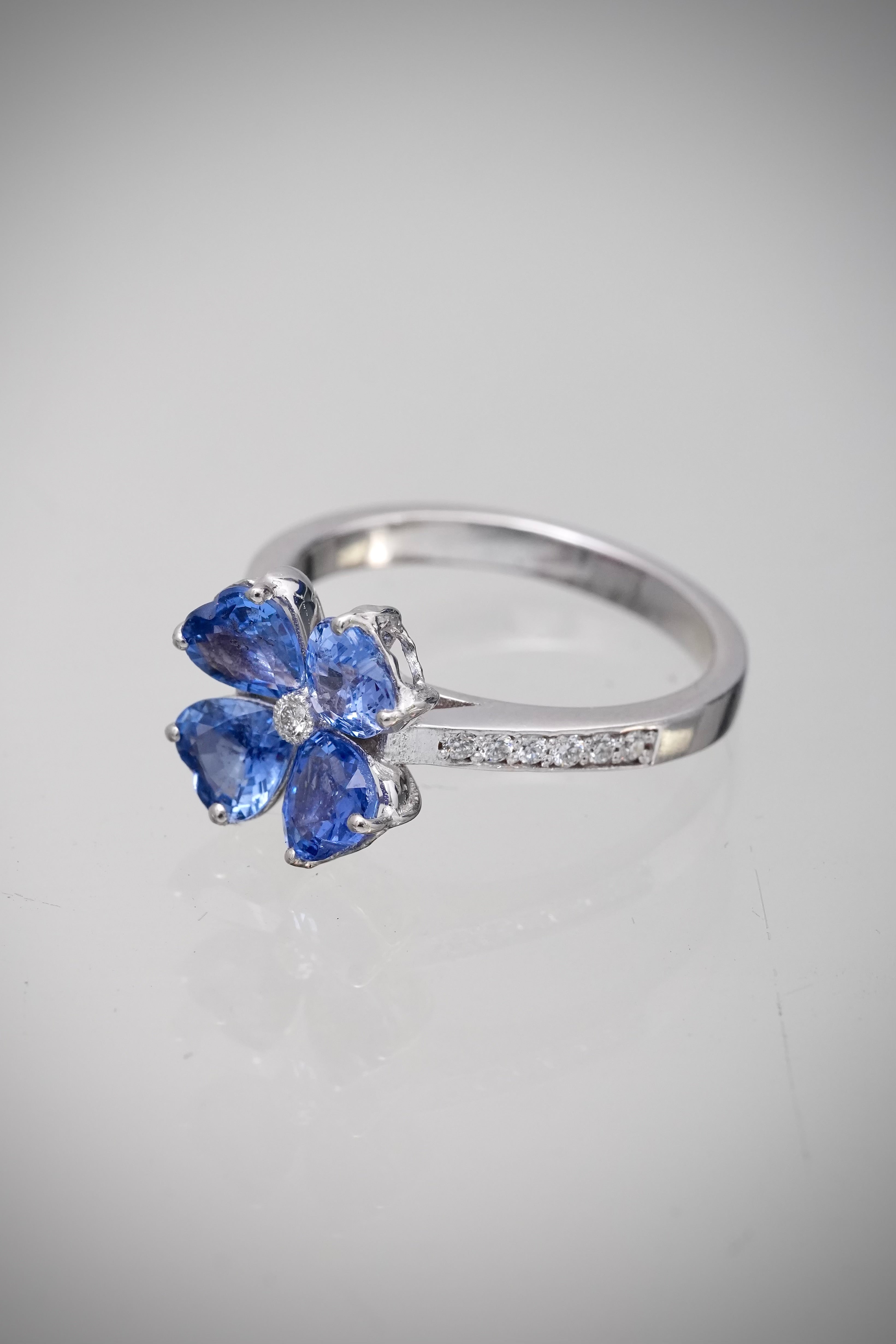 Solitario flor 190pts de zafiro y 11pts de diamantes 4gr / TALLA 6 / Oro Blanco (Joya) B