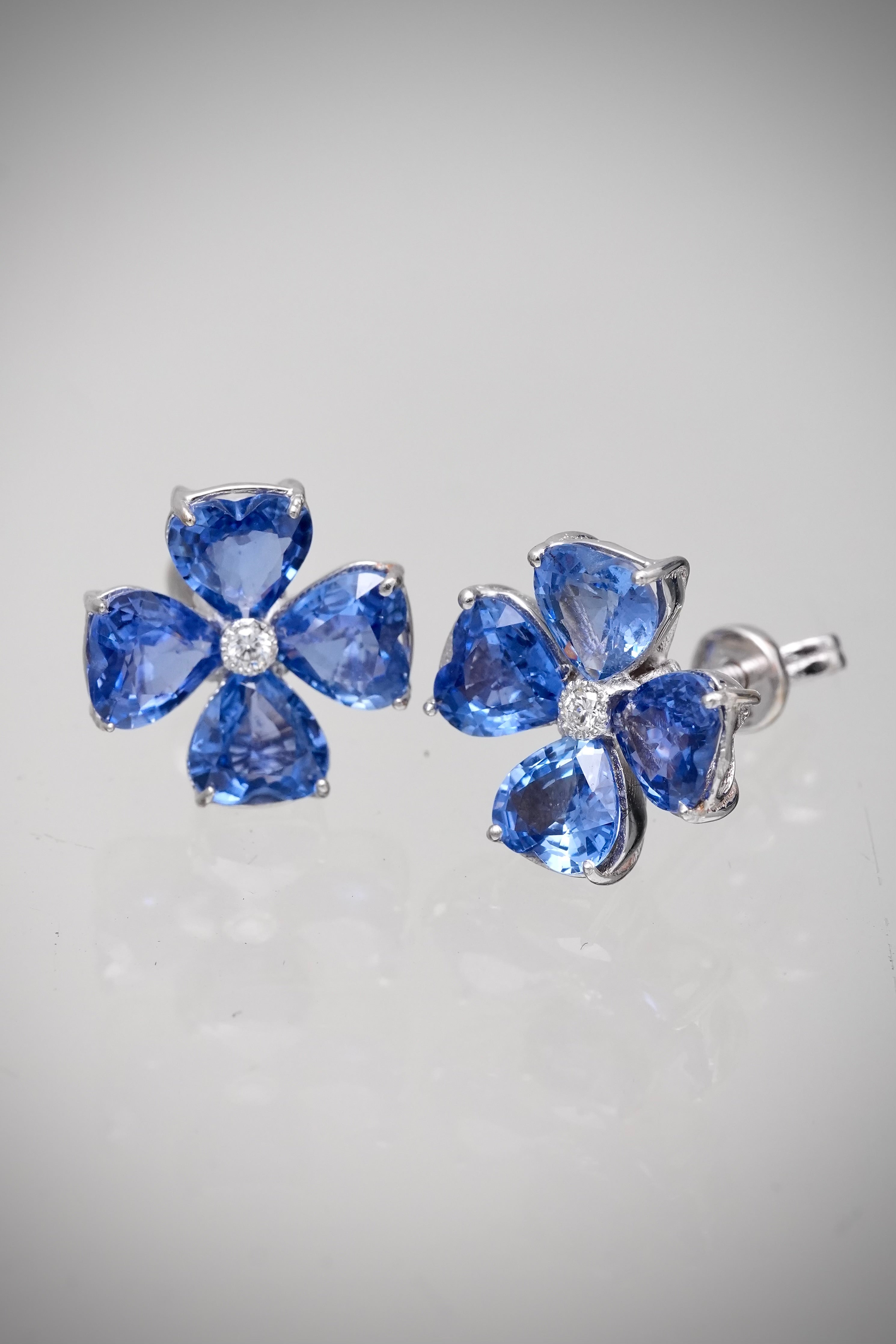 Topos flor con 351pts de zafiro y 2pts de diamantes 3.4gr / Largo 1.1cm / Oro Blanco (Joya) B