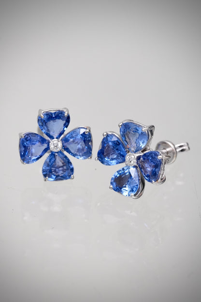 Topos flor con 351pts de zafiro y 2pts de diamantes 3.4gr / Largo 1.1cm / Oro Blanco (Joya) B