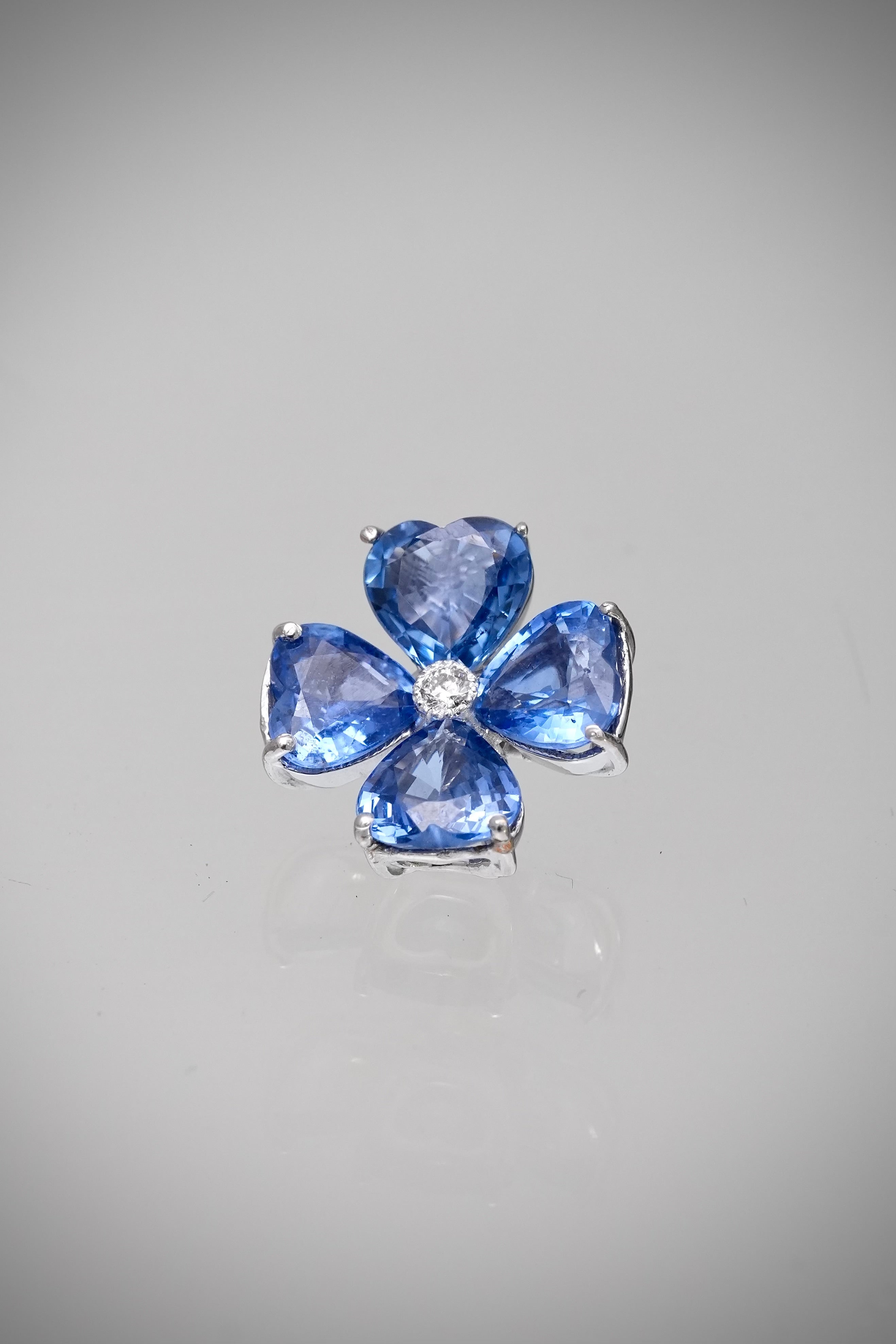 Dije flor con 202pts de zafiro y 1pto de diamante 1.5gr / Largo 1.1cm / Oro Blanco (Joya) B