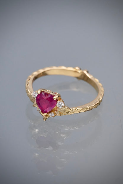 Solitario corazon con 65pts de rubie y 5pts de diamantes 2.6gr / Talla 5 — Oro Amarillo