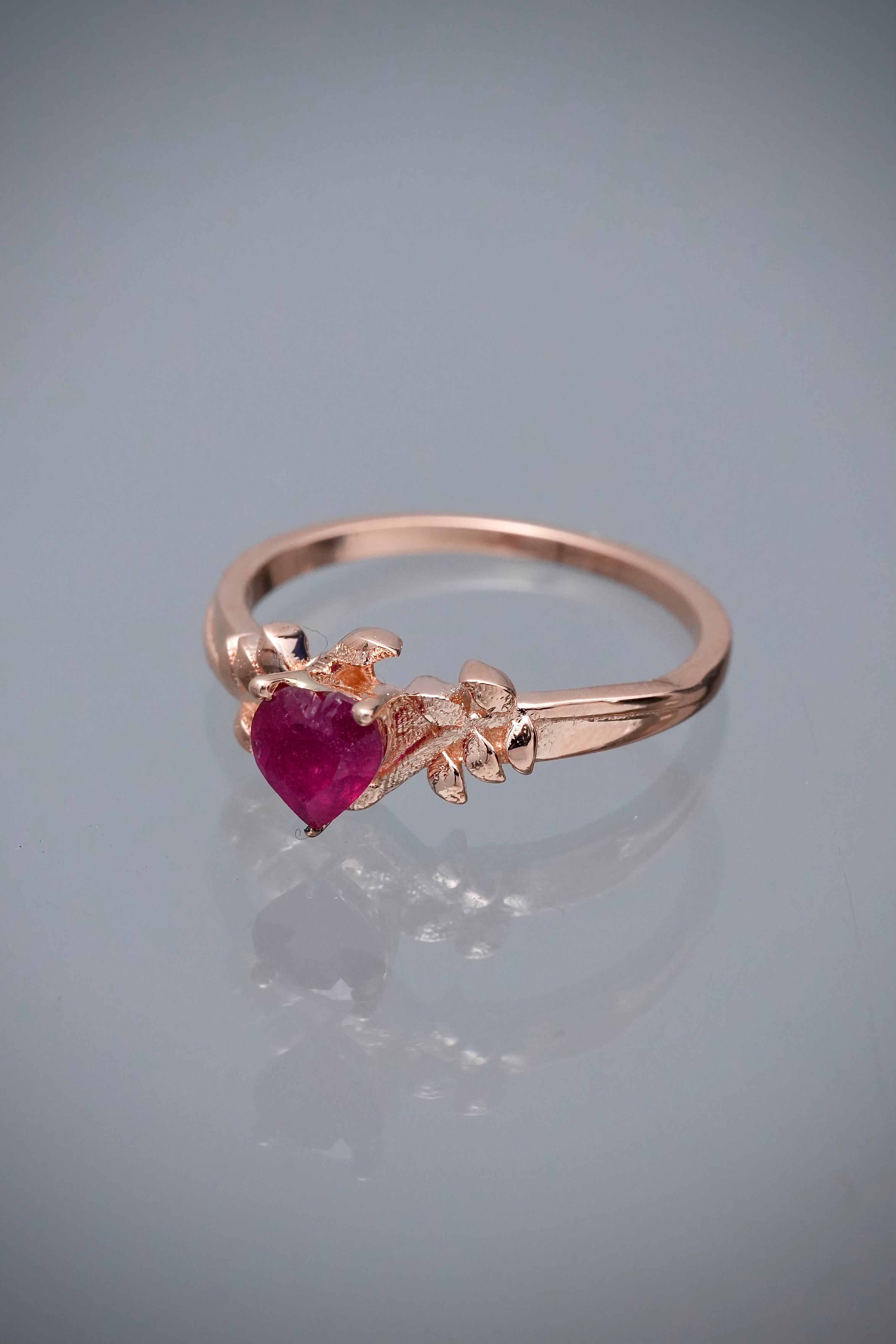 Solitario corazon con 60pts de rubie 2.6gr / TALLA 6 / Oro Rosado (Joya) B