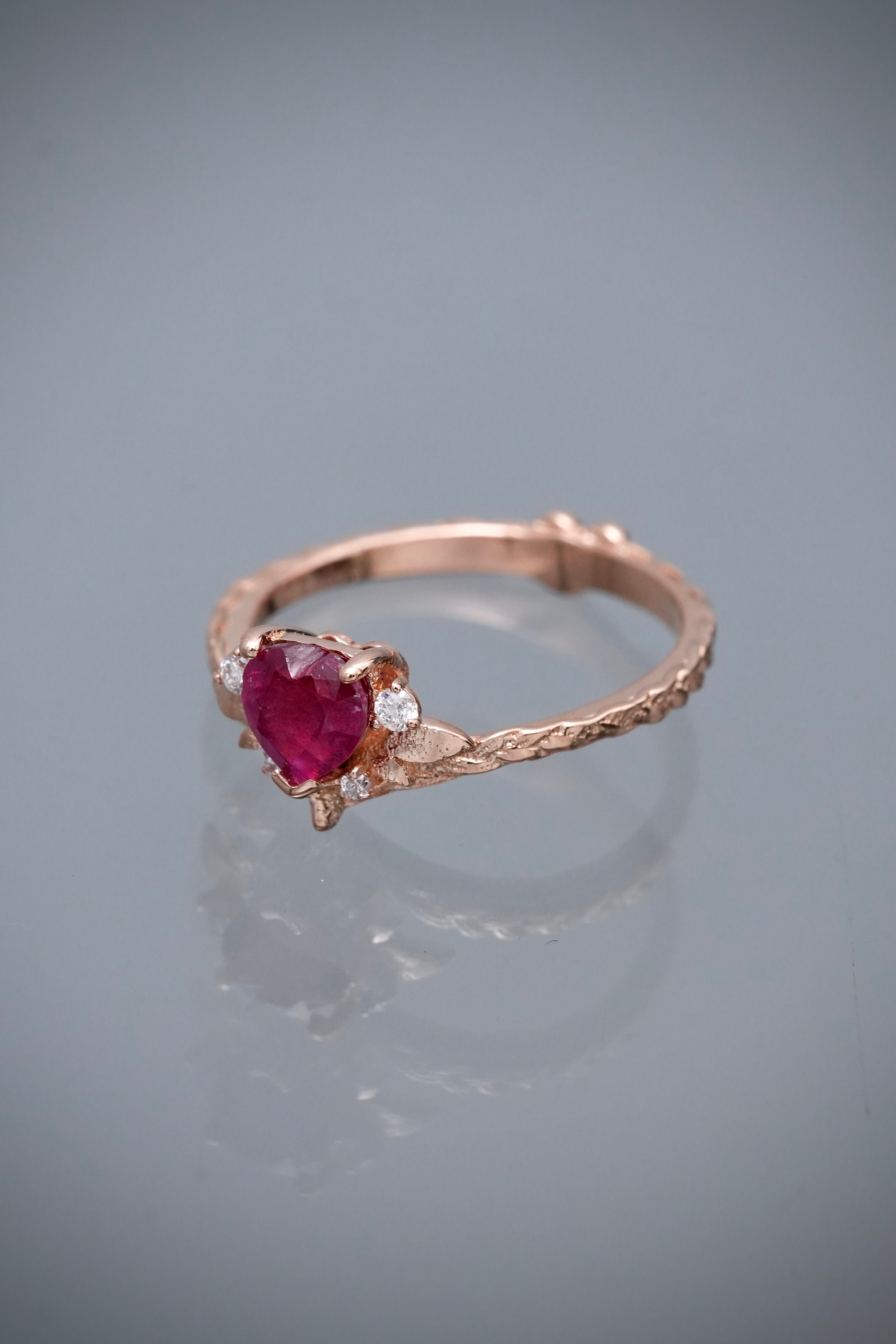 Solitario corazon con 78pts de rubie y 5pts de diamantes 2.4gr / TALLA 5 / Oro Rosado (Joya) M