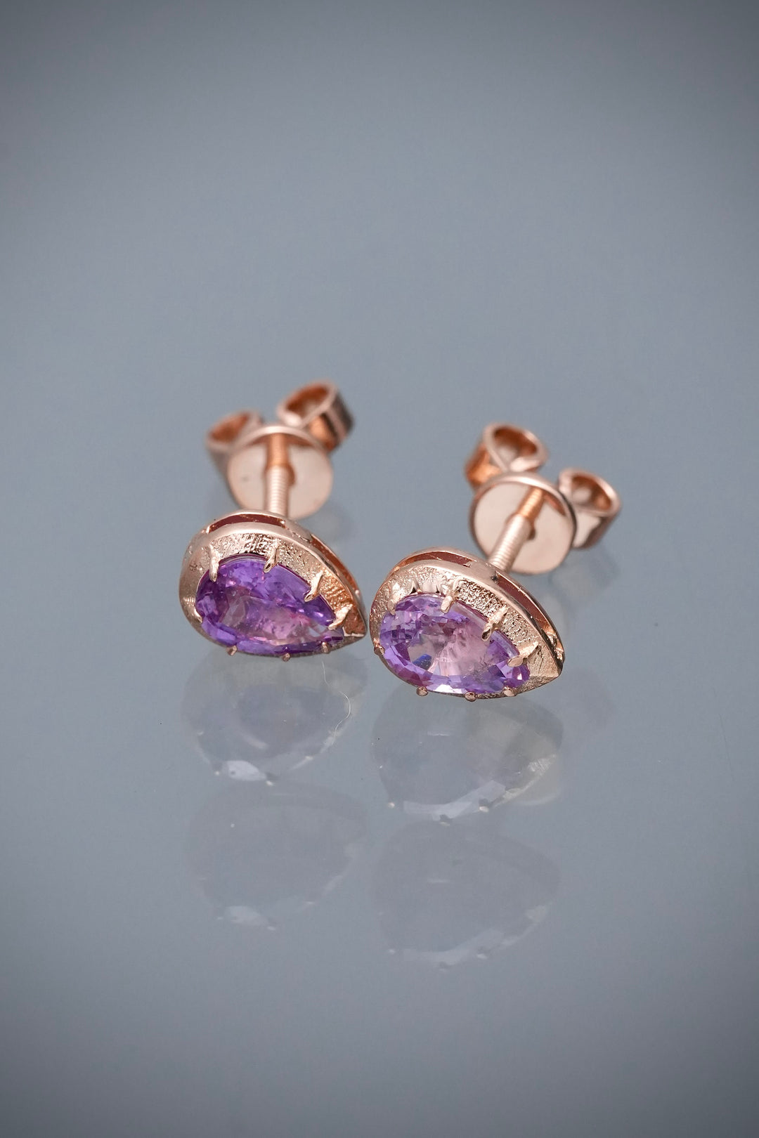 Topos con 104pts de zafiro 1.95gr / Largo 0.7cm — Oro Rosado