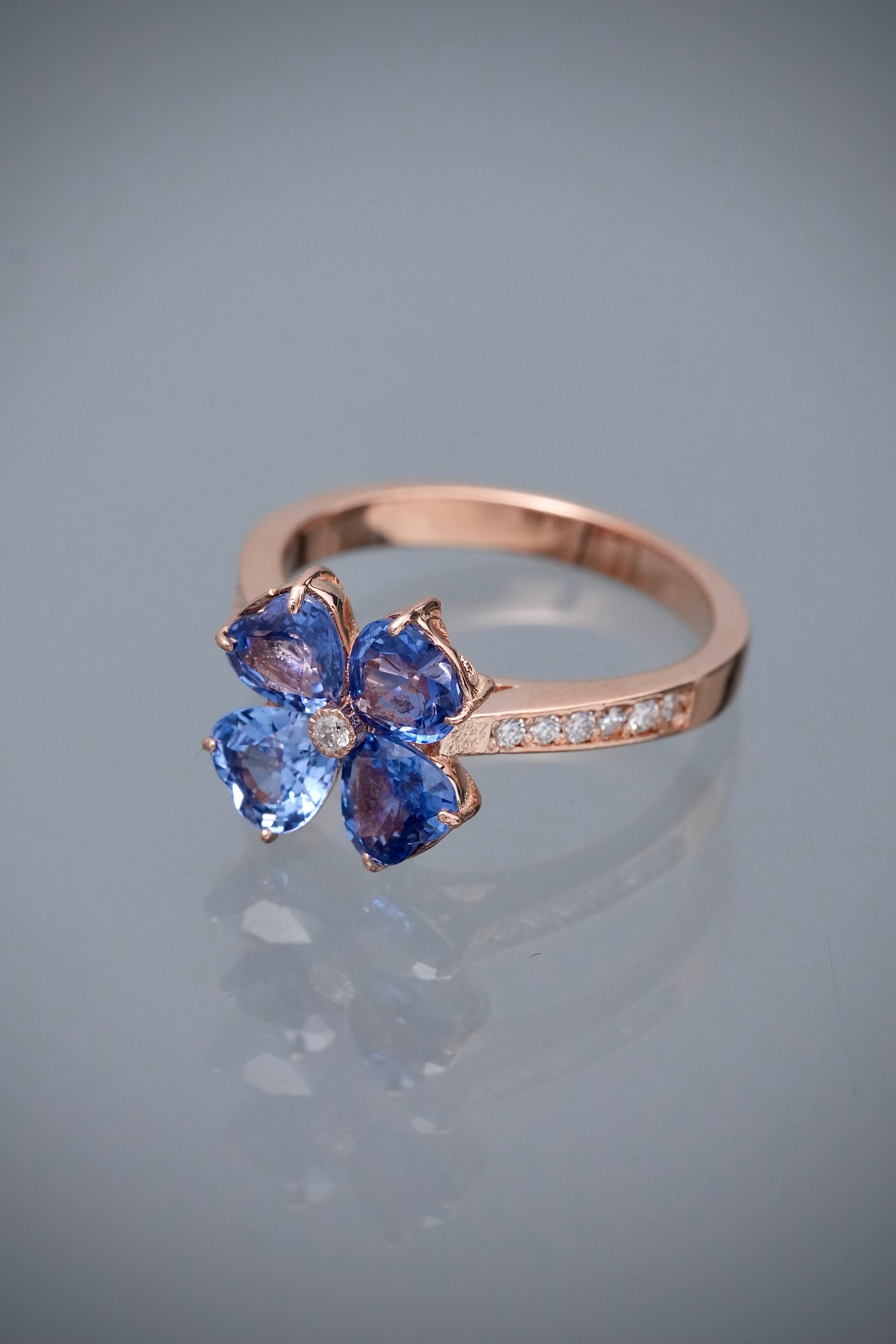 Solitario flor con 202pts de zafiro y 11pts de diamantes 4.2gr / TALLA 5 3/4 / Oro Rosado (Joya) M