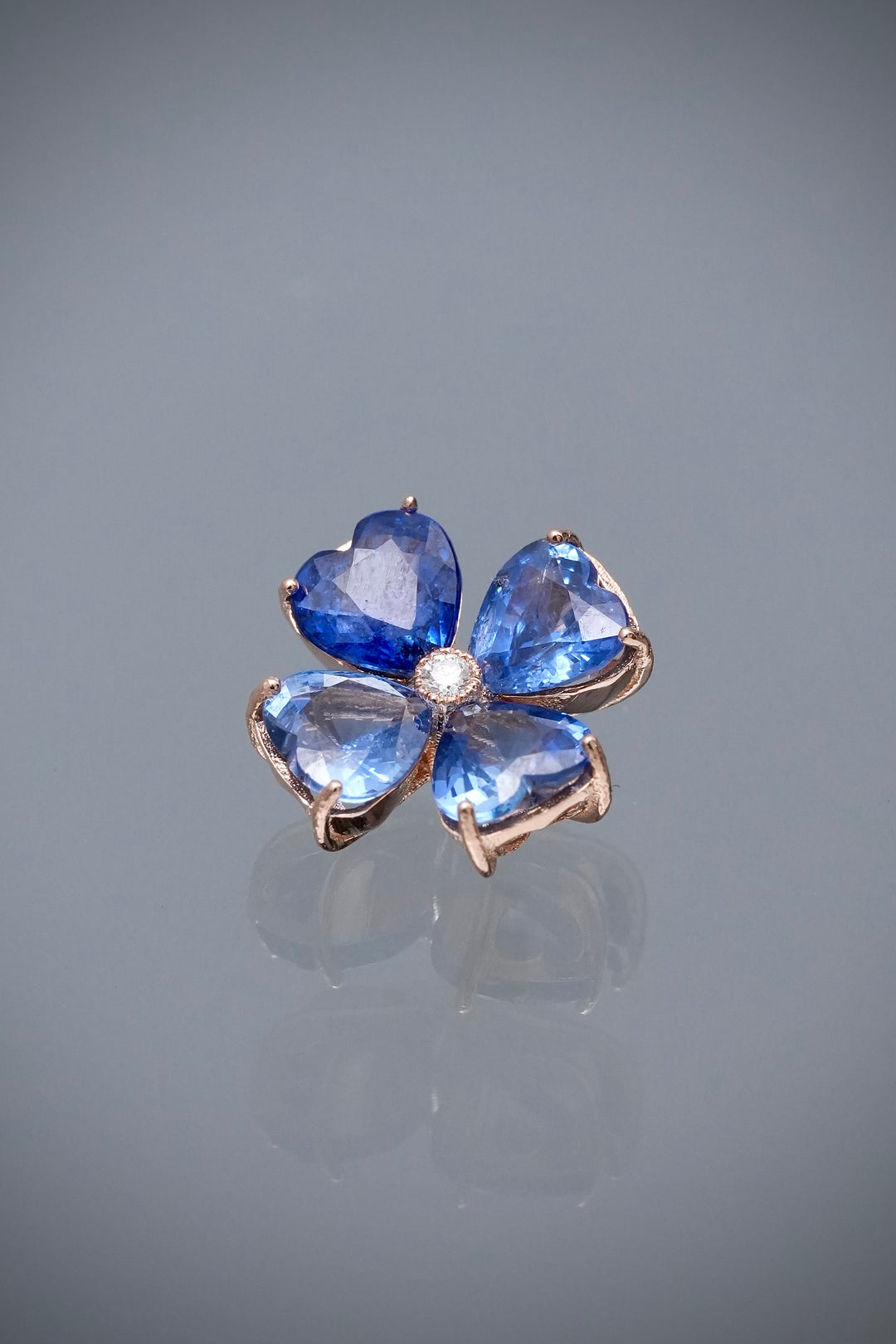 Dije flor con 213pts de zafiro y 1pto de diamante 1.45gr / Largo 1.1cm — Oro Rosado