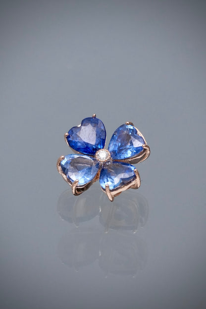 Dije flor con 213pts de zafiro y 1pto de diamante 1.45gr / Largo 1.1cm / Oro Rosado (Joya) M
