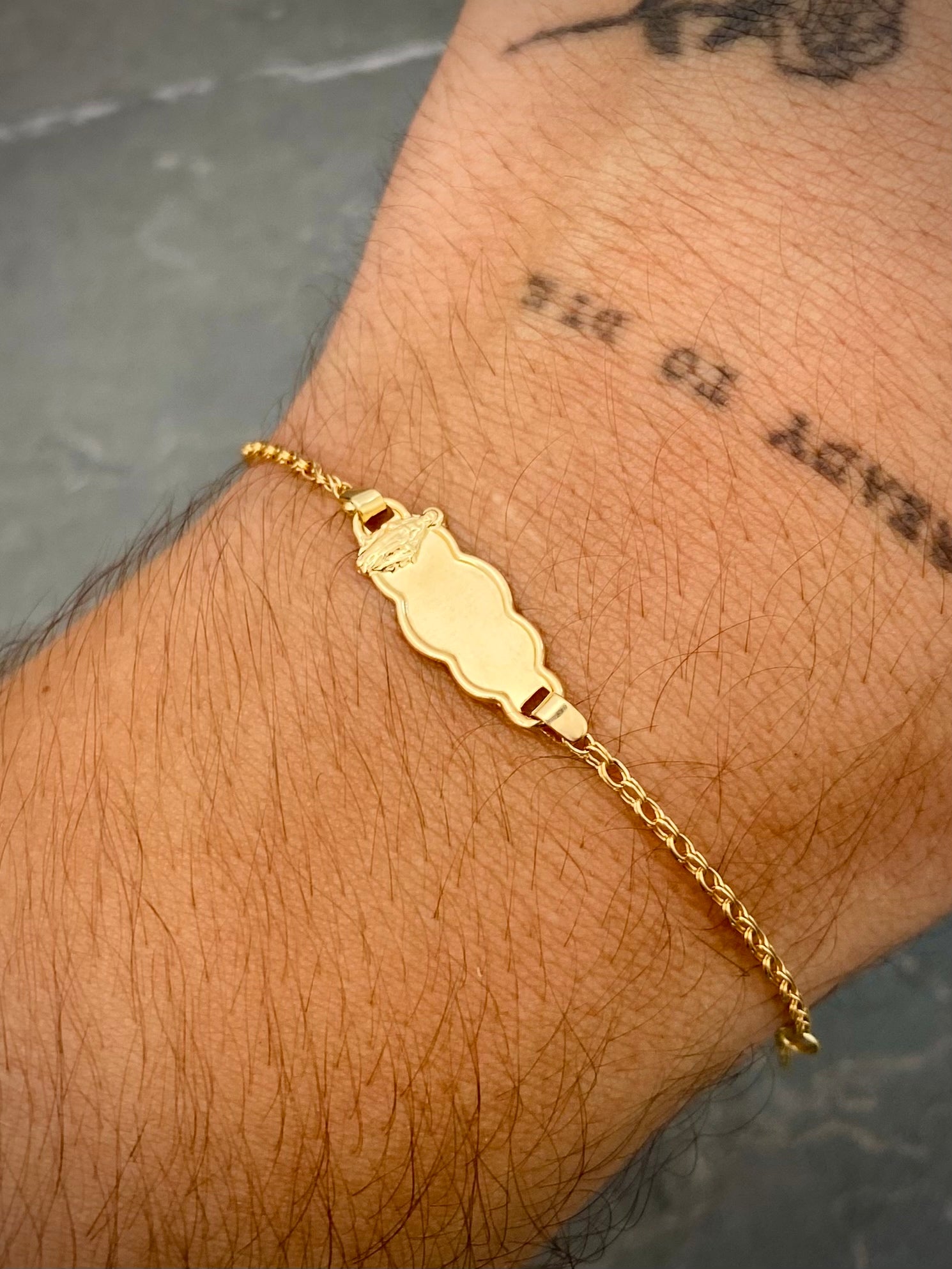 Pulso bebe con placa virgen de la milagrosa 1.25gr / Largo 14.5cm — Oro Amarillo