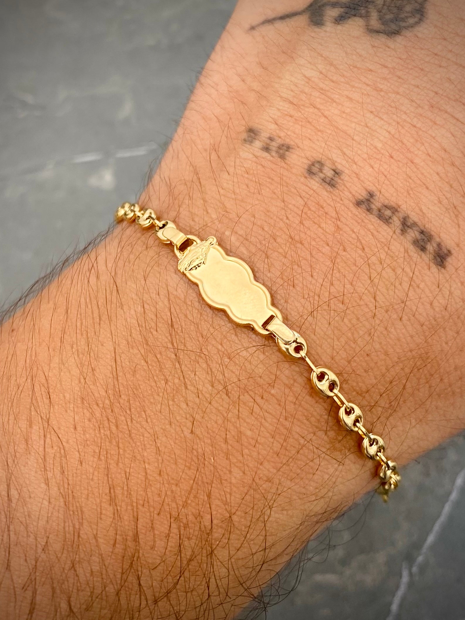 Pulso bebe con placa virgen de la milagrosa 1.95gr / Largo 14cm — Oro Amarillo
