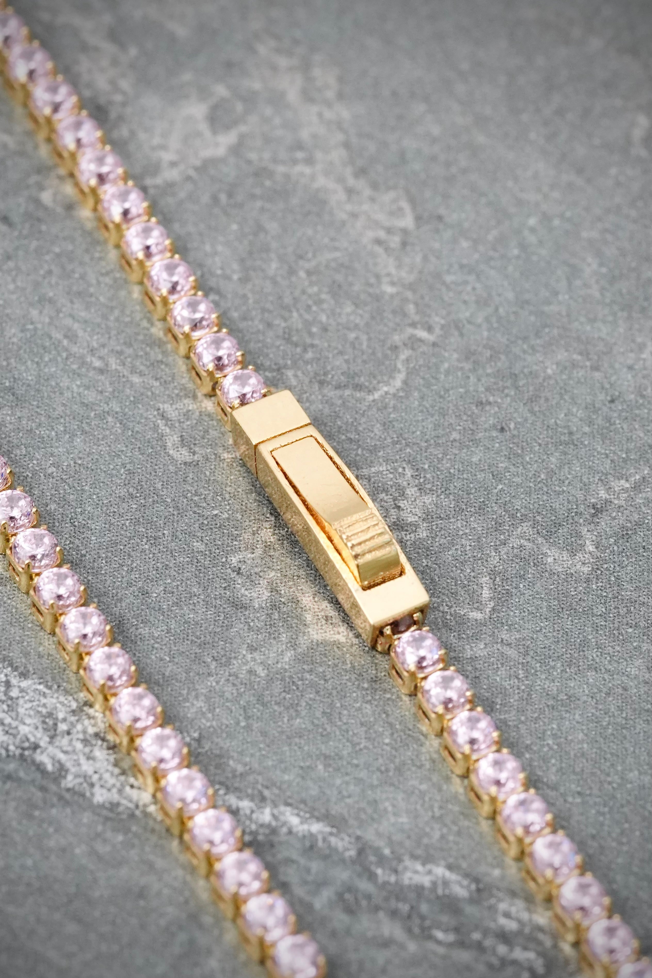 Pulso Tenis con Swarovski Rosado 2.65gr / 18cm / 1.9mm — Oro Amarillo